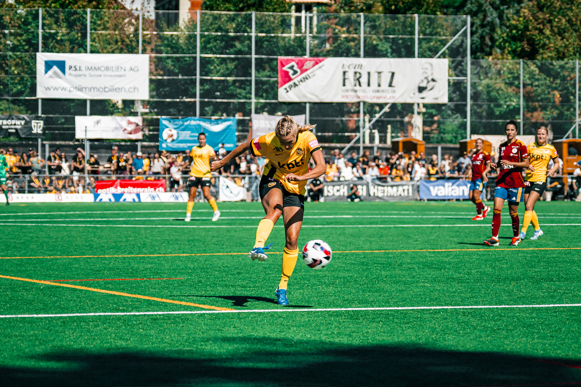 Match de l’AXA Women’s Super League opposant BSC YB Frauen et Servette FC Chênois Féminin au Spitalacker (Kunstrasenfeld), Bern. (Christian António/LibsVisuals.com)