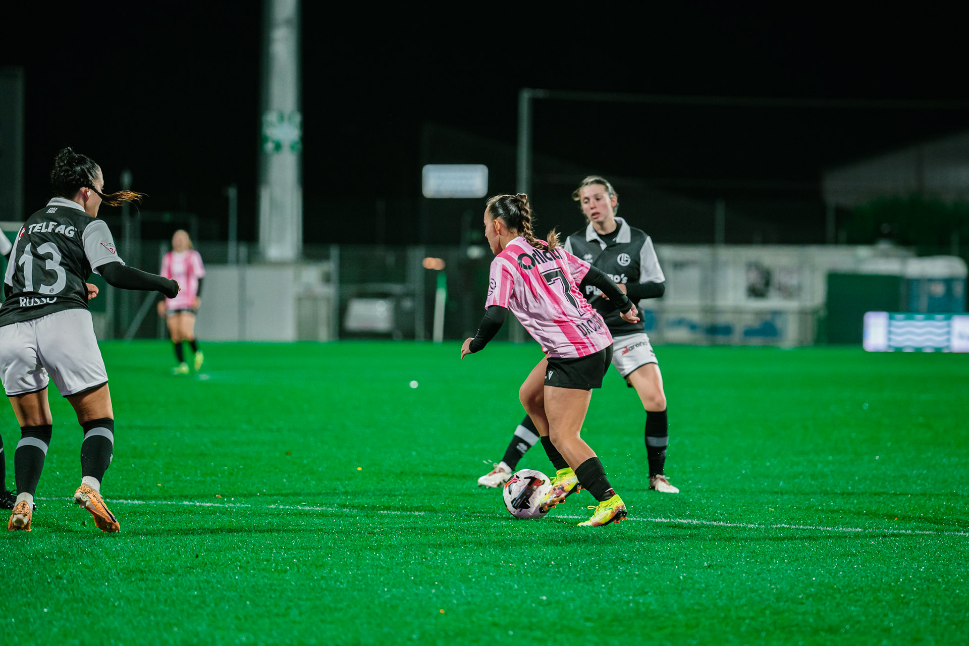 Match de championnat LNB féminine opposant Yverdon Sport FC et le FC Lugano au Stade Municipal, Yverdon-les-Bains. (Christian António / LibsVisuals.com)