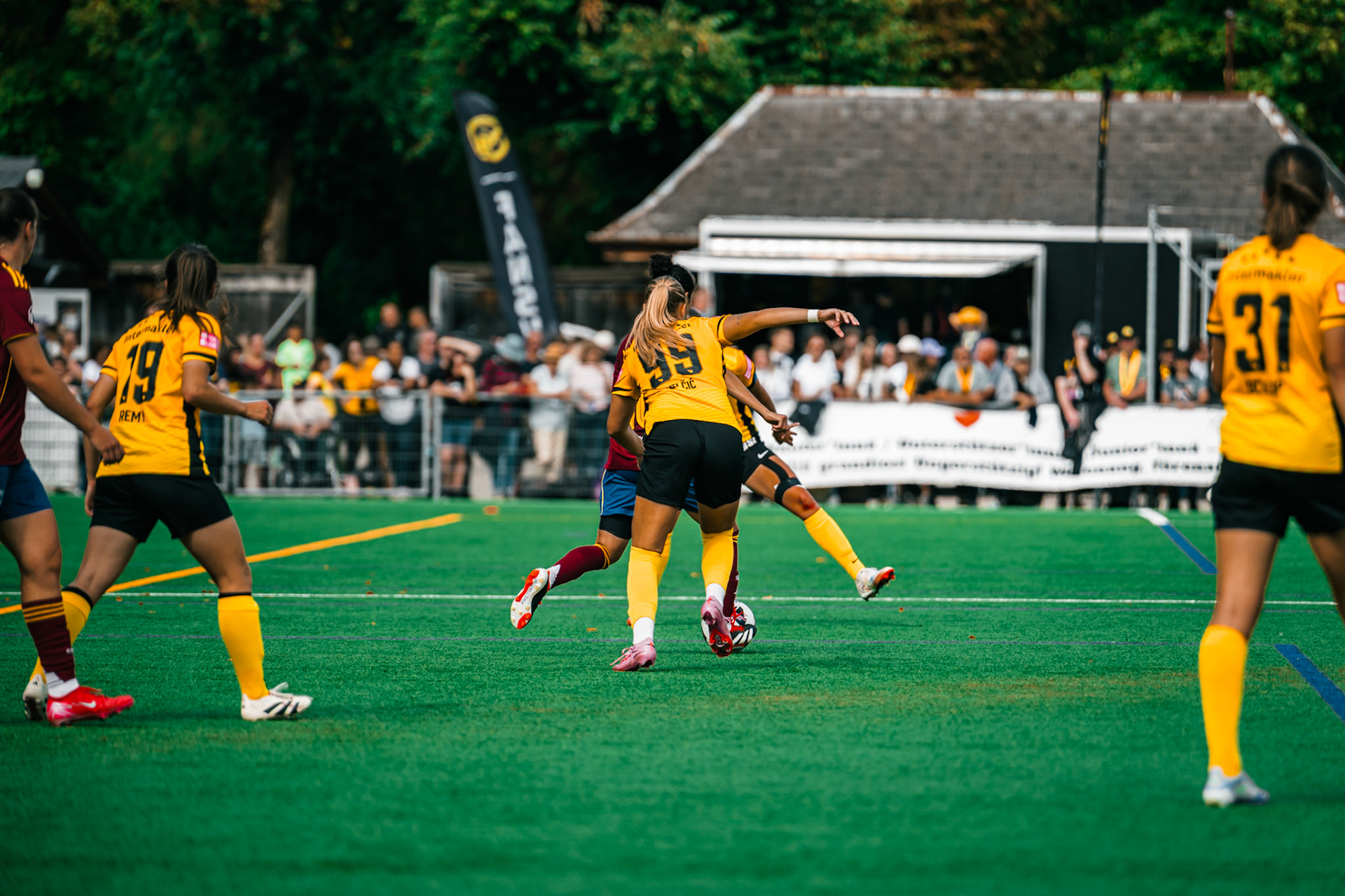 Match de l’AXA Women’s Super League opposant BSC YB Frauen et Servette FC Chênois Féminin au Spitalacker (Kunstrasenfeld), Bern. (Christian António/LibsVisuals.com)