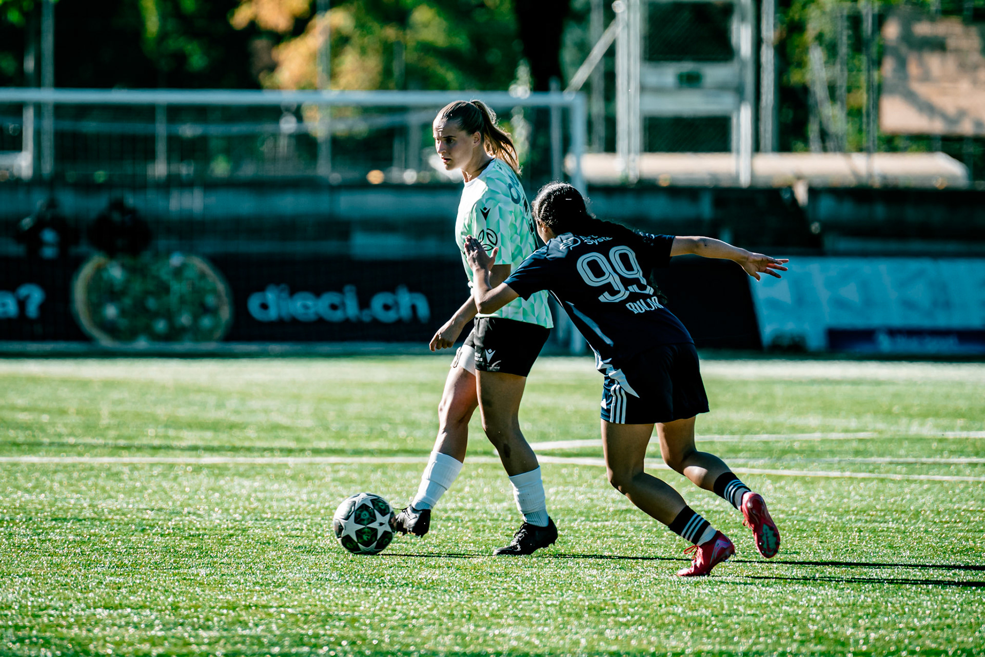 Match de championnat LNB (féminine) opposant l’Etoile Carouge FC à Yverdon Sport FC au Stade de la Fontenette à Carouge. (Christian António/LibsVisuals.com)