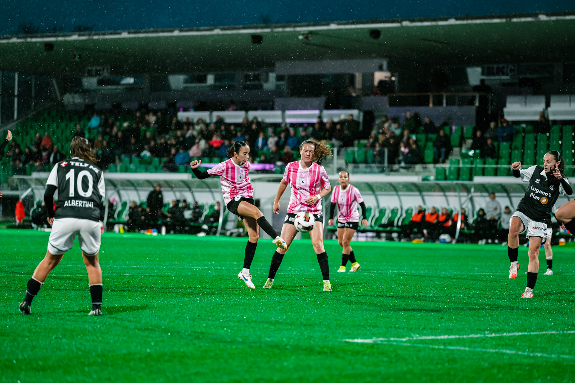 Match de championnat LNB féminine opposant Yverdon Sport FC et le FC Lugano au Stade Municipal, Yverdon-les-Bains. (Christian António / LibsVisuals.com)