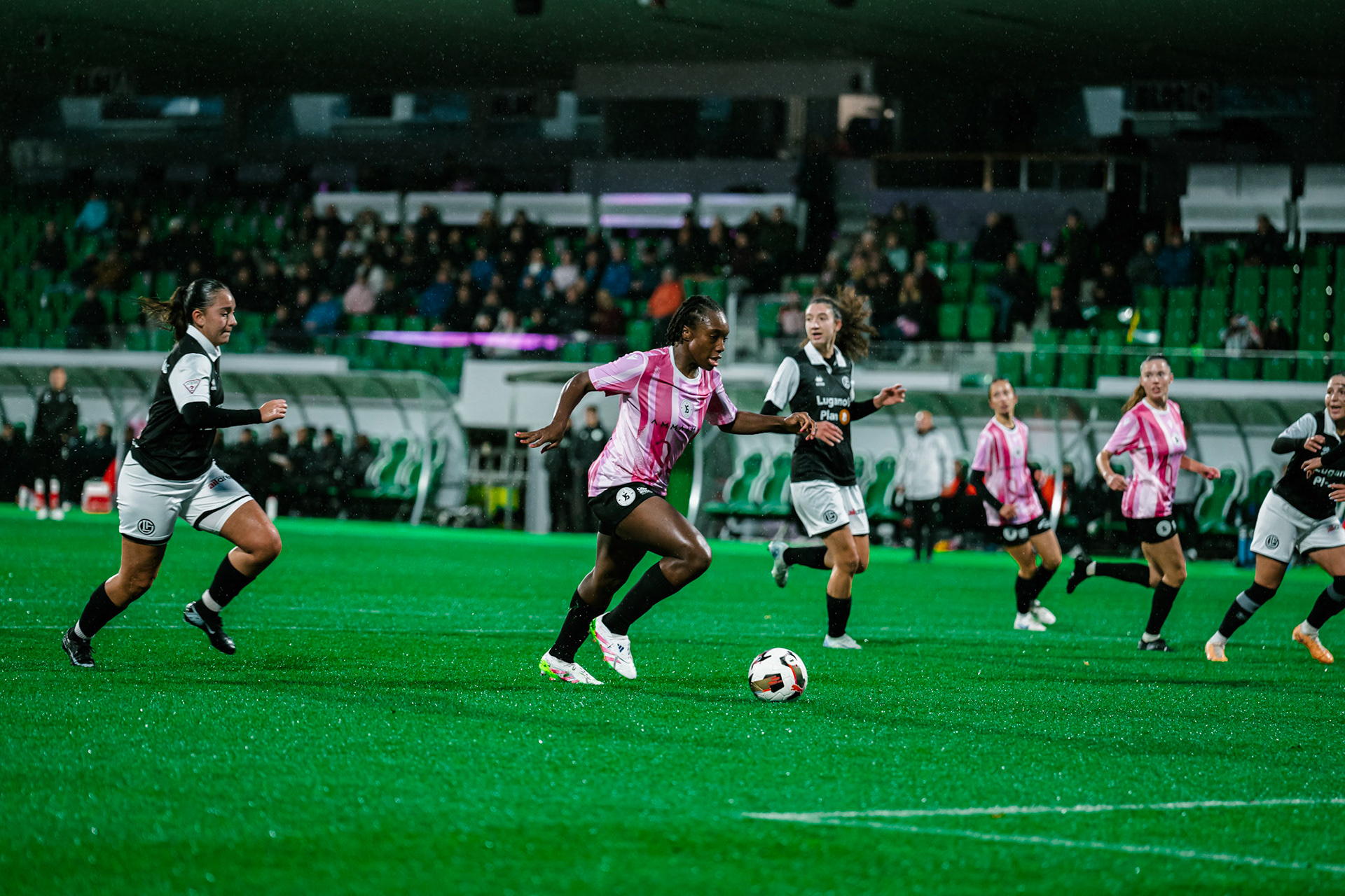 Match de championnat LNB féminine opposant Yverdon Sport FC et le FC Lugano au Stade Municipal, Yverdon-les-Bains. (Christian António / LibsVisuals.com)