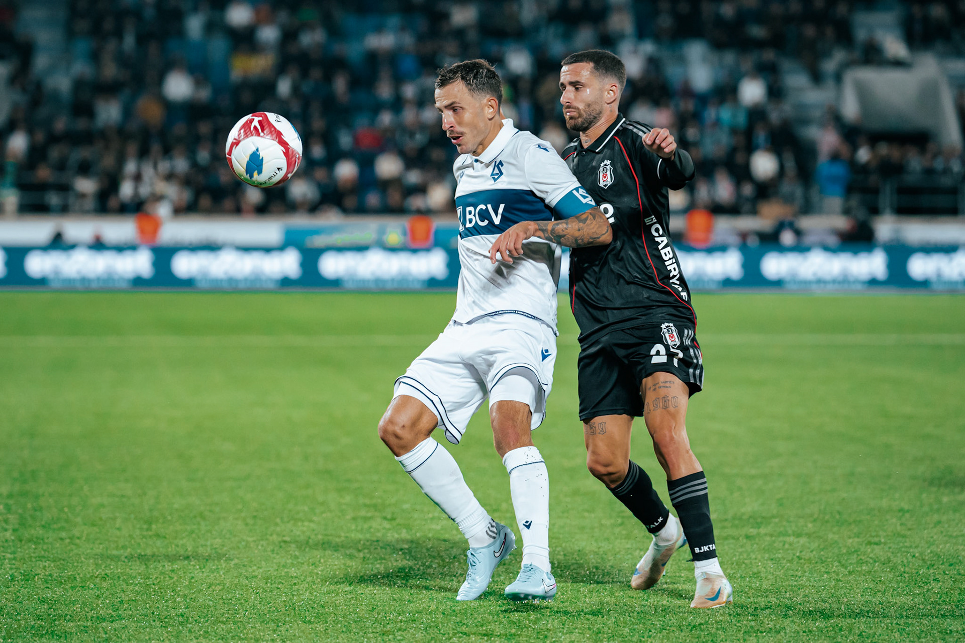 Match aller du tour de barrage de l’UEFA Europa Conference League 2025/26 opposant Lausanne-Sport et le Beşiktaş JK au Stade de la Tuilière. (Christian António/LibsVisuals.com)
