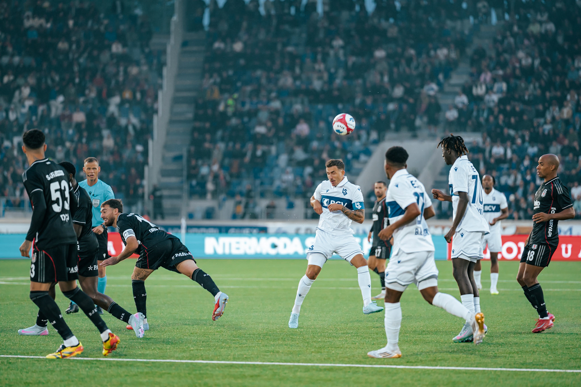 Match aller du tour de barrage de l’UEFA Europa Conference League 2025/26 opposant Lausanne-Sport et le Beşiktaş JK au Stade de la Tuilière. (Christian António/LibsVisuals.com)