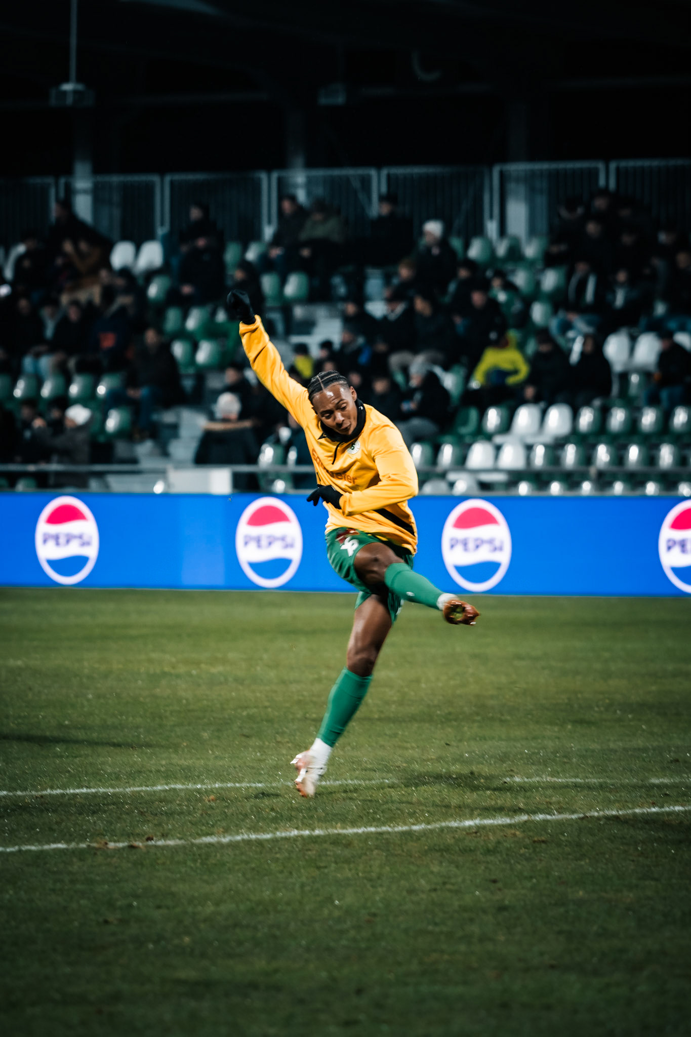 Marley Aké, Attaquant d'Yverdon-Sport FC à l’échauffement lors du match entre Yverdon Sport FC et FC Sion au Stade Municipal. (Christian António/LibsVisuals.com)