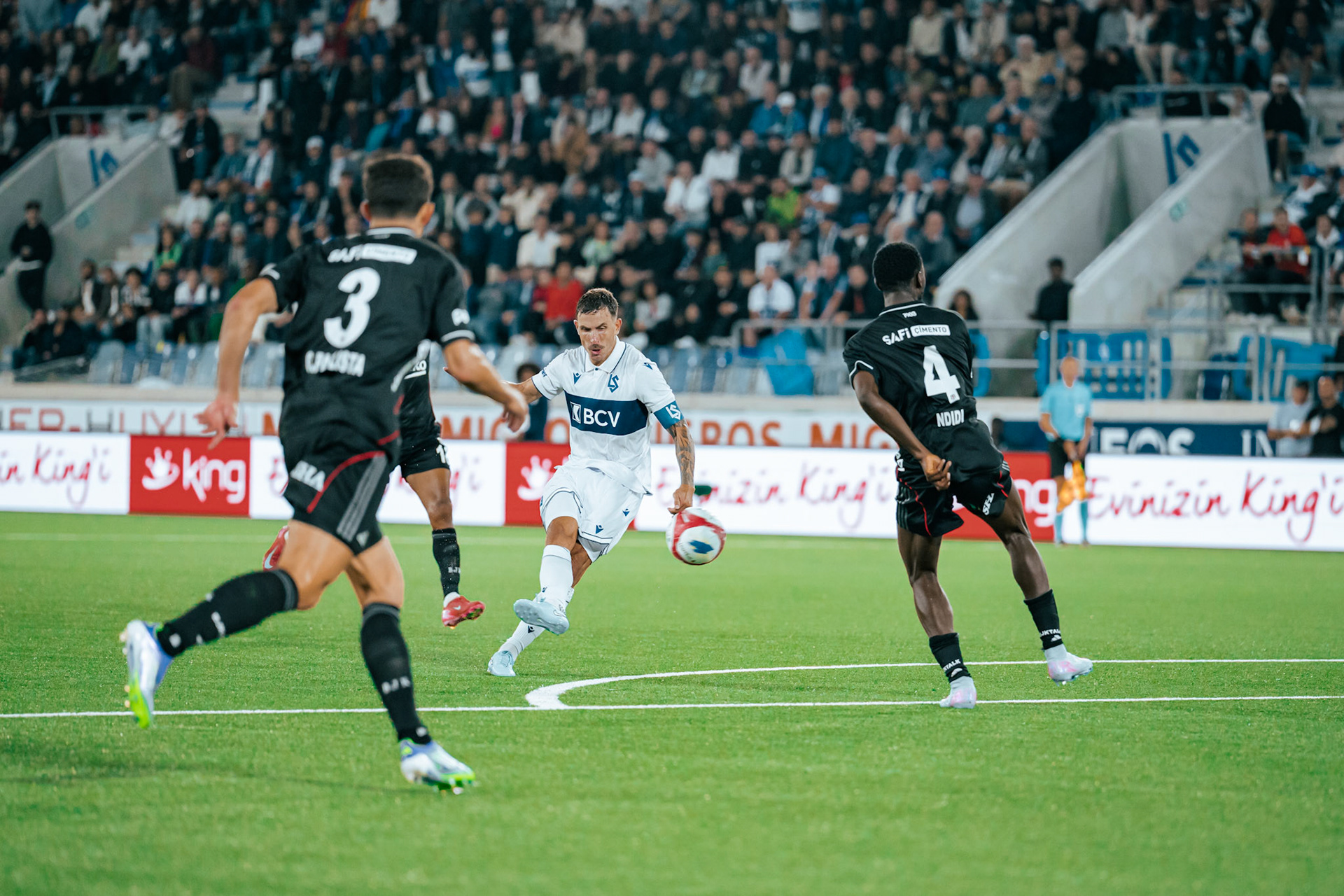 Match aller du tour de barrage de l’UEFA Europa Conference League 2025/26 opposant Lausanne-Sport et le Beşiktaş JK au Stade de la Tuilière. (Christian António/LibsVisuals.com)
