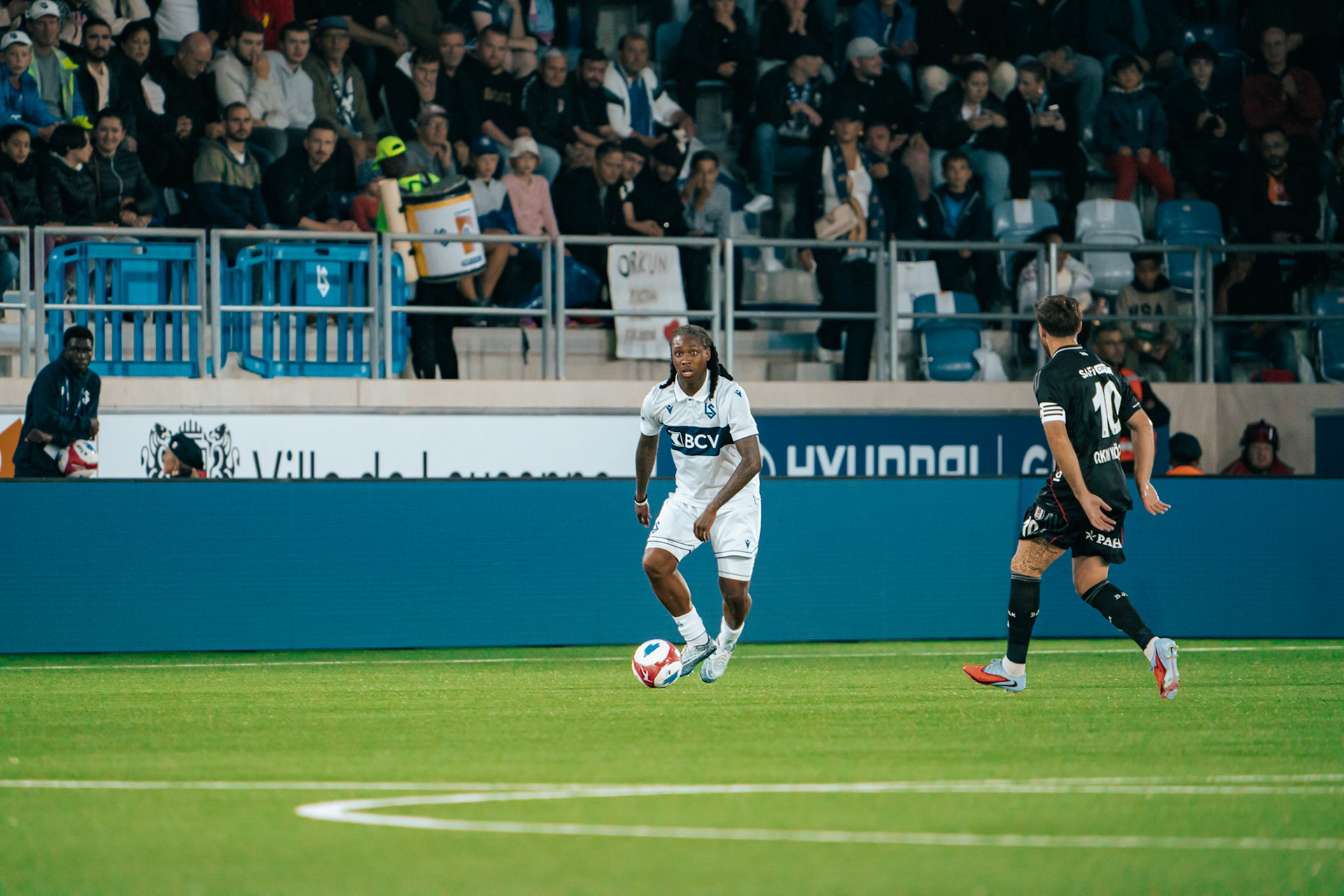 Match aller du tour de barrage de l’UEFA Europa Conference League 2025/26 opposant Lausanne-Sport et le Beşiktaş JK au Stade de la Tuilière. (Christian António/LibsVisuals.com)