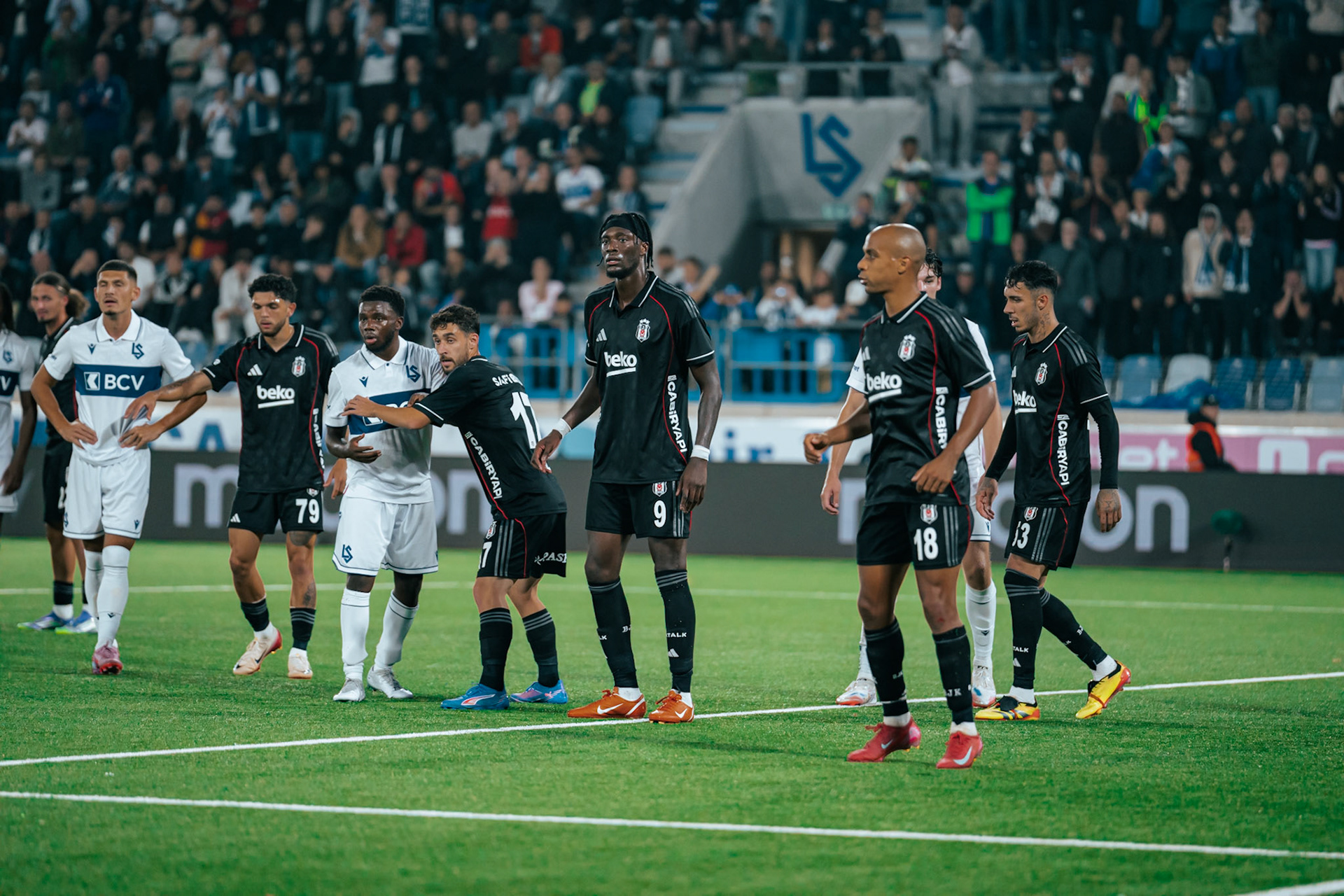Match aller du tour de barrage de l’UEFA Europa Conference League 2025/26 opposant Lausanne-Sport et le Beşiktaş JK au Stade de la Tuilière. (Christian António/LibsVisuals.com)