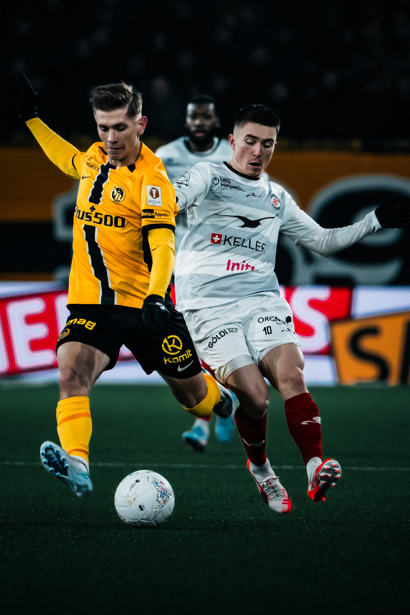 Lukasz Lakomy, Milieu du BSC Young Boys et Matteo Di Giusto, Milieu du FC Winterthur lors du match entre BSC Young Boys et FC Winterthur au Stadion Wankdorf. (Christian António/LibsVisuals.com)
