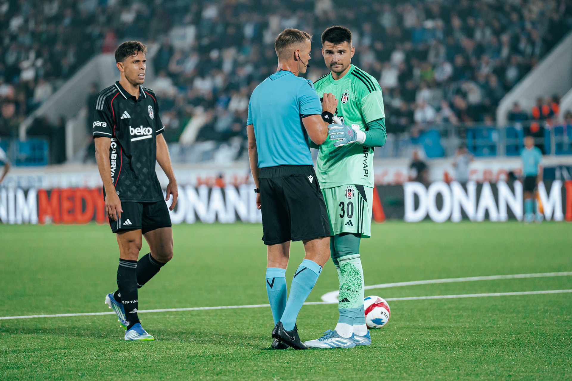 Match aller du tour de barrage de l’UEFA Europa Conference League 2025/26 opposant Lausanne-Sport et le Beşiktaş JK au Stade de la Tuilière. (Christian António/LibsVisuals.com)