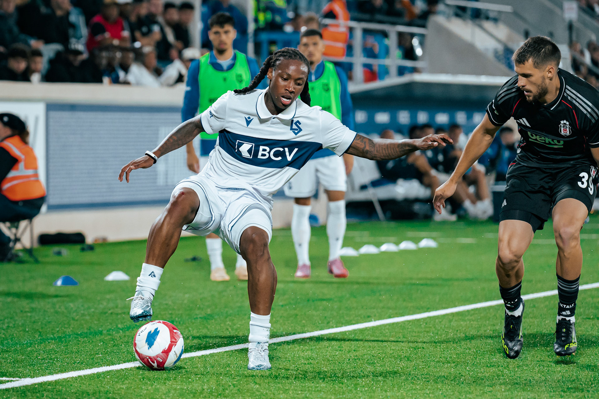 Match aller du tour de barrage de l’UEFA Europa Conference League 2025/26 opposant Lausanne-Sport et le Beşiktaş JK au Stade de la Tuilière. (Christian António/LibsVisuals.com)