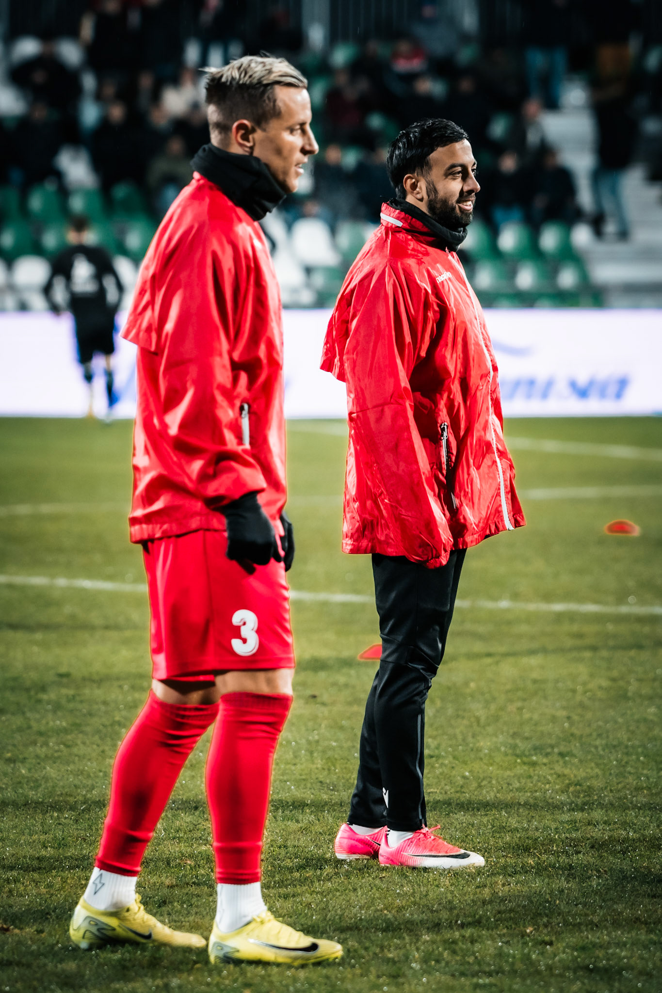 Joueurs s’échauffent sur le terrain lors du match entre Yverdon Sport FC et FC Sion au Stade Municipal. (Christian António/LibsVisuals.com)