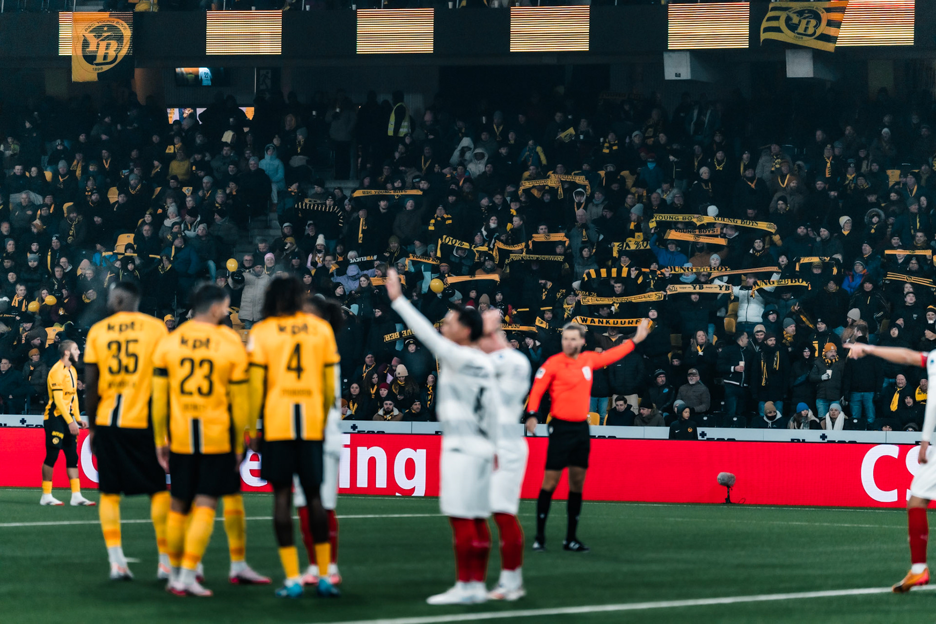 Spectateurs avec drapeaux ou accessoires lors du match entre BSC Young Boys et FC Winterthur au Stadion Wankdorf. (Christian António/LibsVisuals.com)