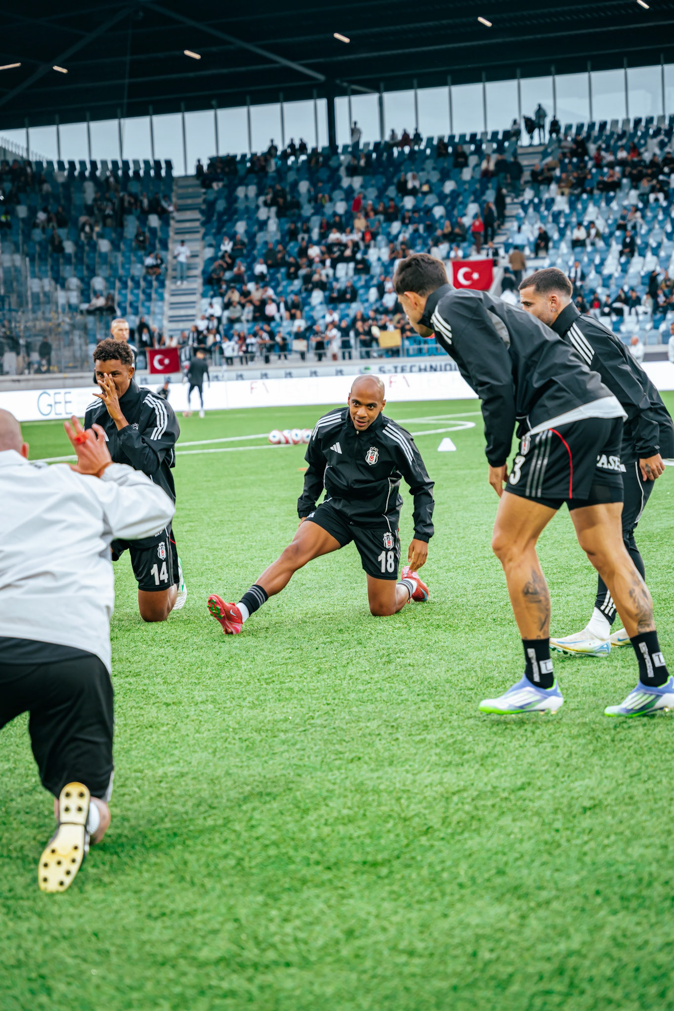 Match aller du tour de barrage de l’UEFA Europa Conference League 2025/26 opposant Lausanne-Sport et le Beşiktaş JK au Stade de la Tuilière. (Christian António/LibsVisuals.com)