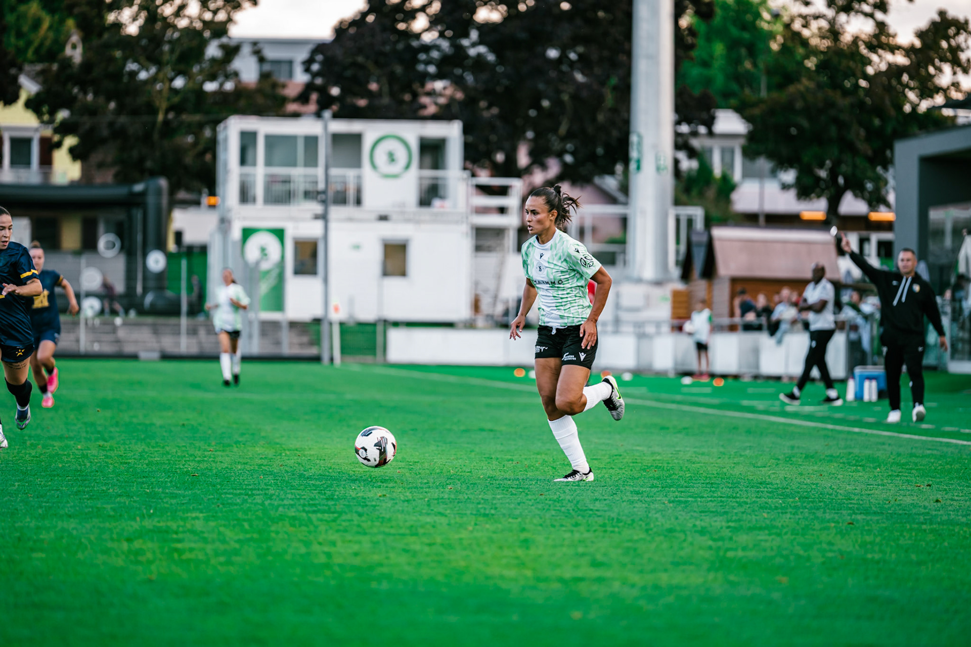 Match championnat LNB féminine opposant Yverdon Sport FC et FC Schlieren au Stade Municipal. (Christian António/LibsVisuals.com)