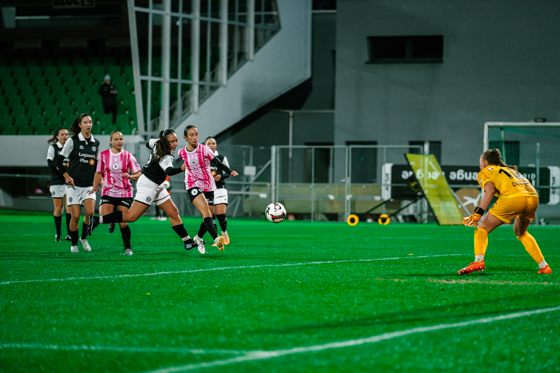 Match de championnat LNB féminine opposant Yverdon Sport FC et le FC Lugano au Stade Municipal, Yverdon-les-Bains. (Christian António / LibsVisuals.com)