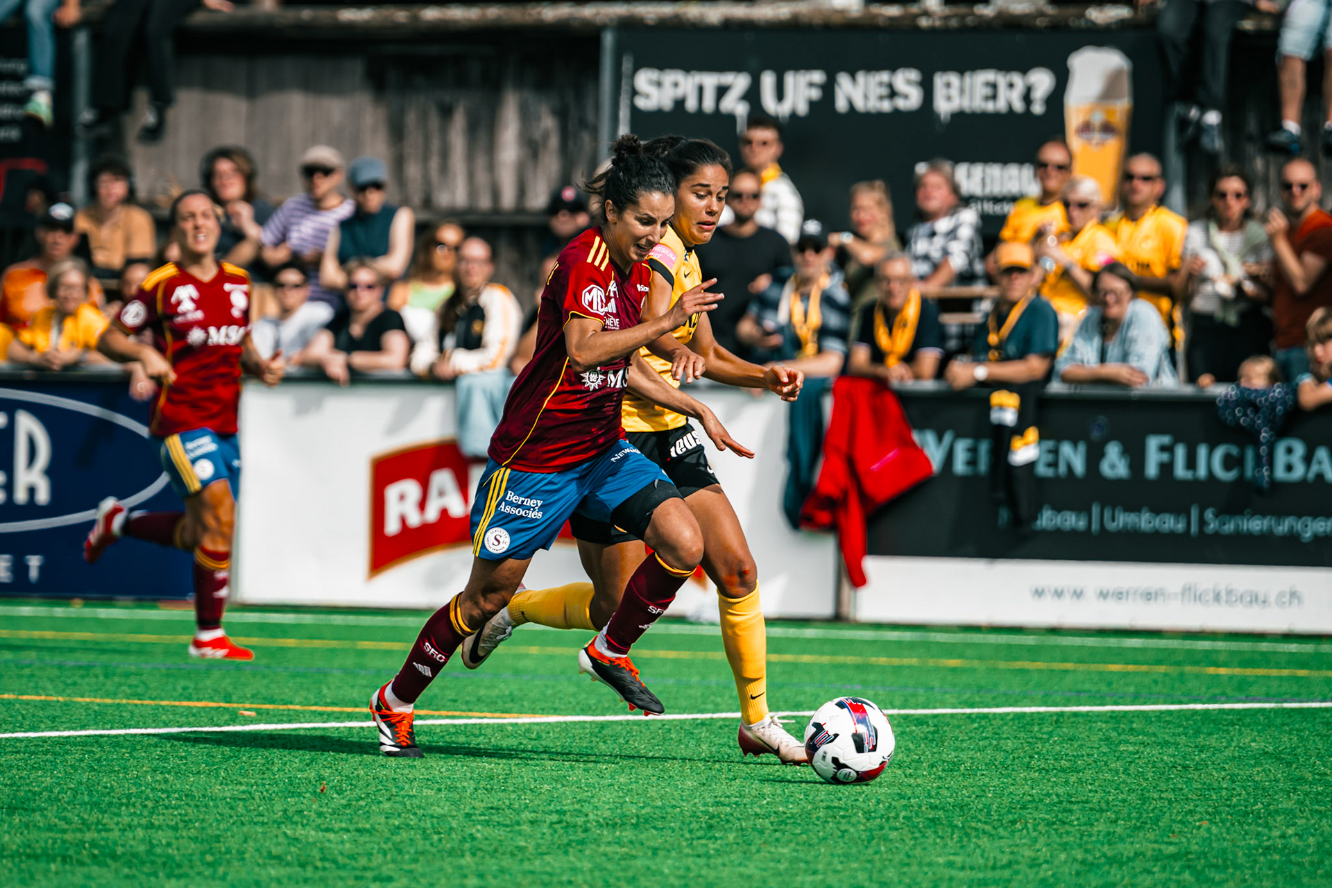 Match de l’AXA Women’s Super League opposant BSC YB Frauen et Servette FC Chênois Féminin au Spitalacker (Kunstrasenfeld), Bern. (Christian António/LibsVisuals.com)
