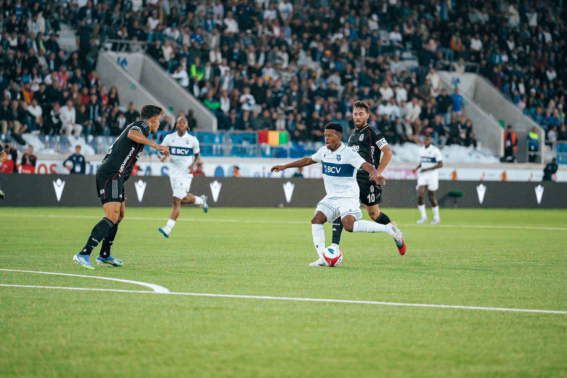 Match aller du tour de barrage de l’UEFA Europa Conference League 2025/26 opposant Lausanne-Sport et le Beşiktaş JK au Stade de la Tuilière. (Christian António/LibsVisuals.com)