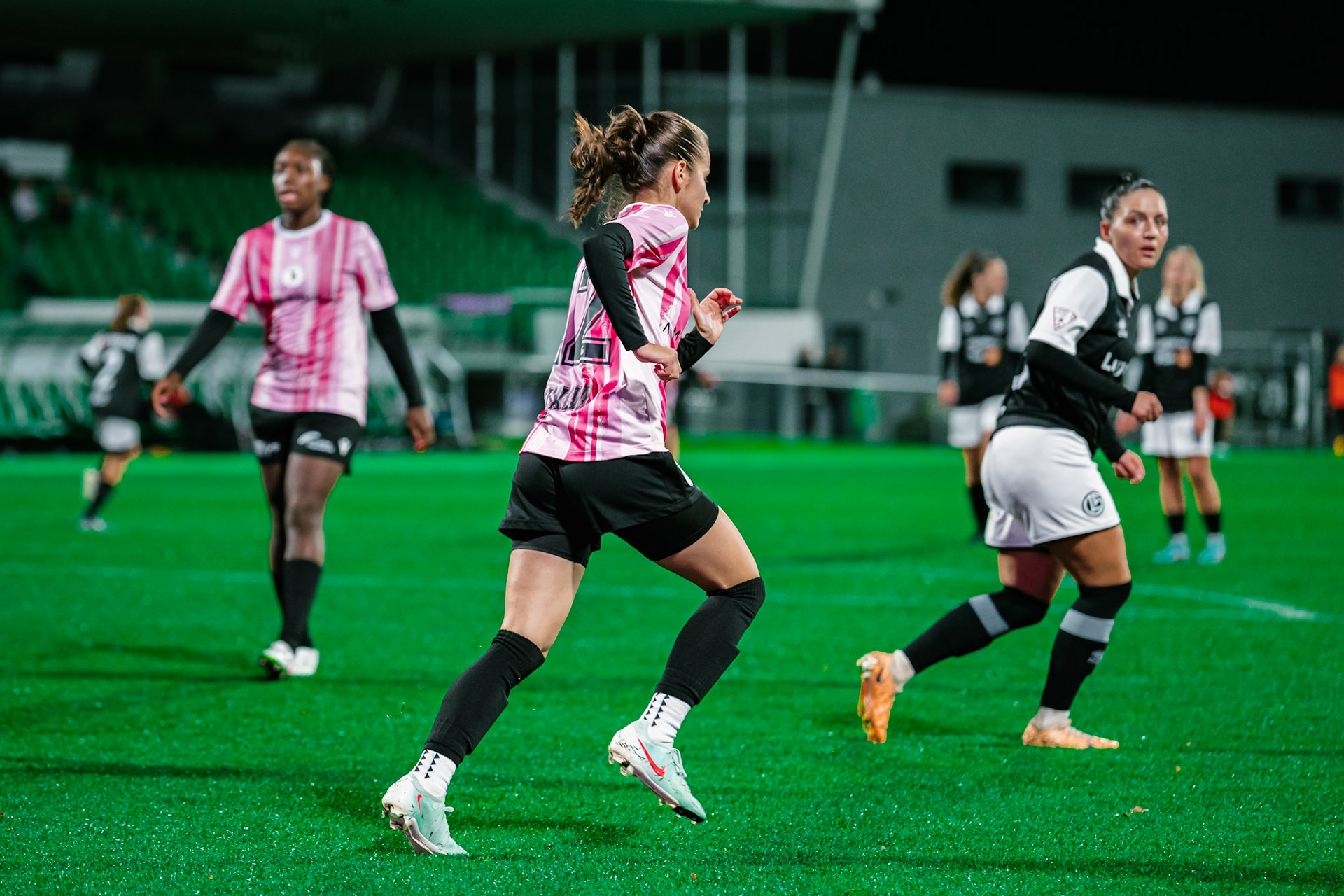 Match de championnat LNB féminine opposant Yverdon Sport FC et le FC Lugano au Stade Municipal, Yverdon-les-Bains. (Christian António / LibsVisuals.com)