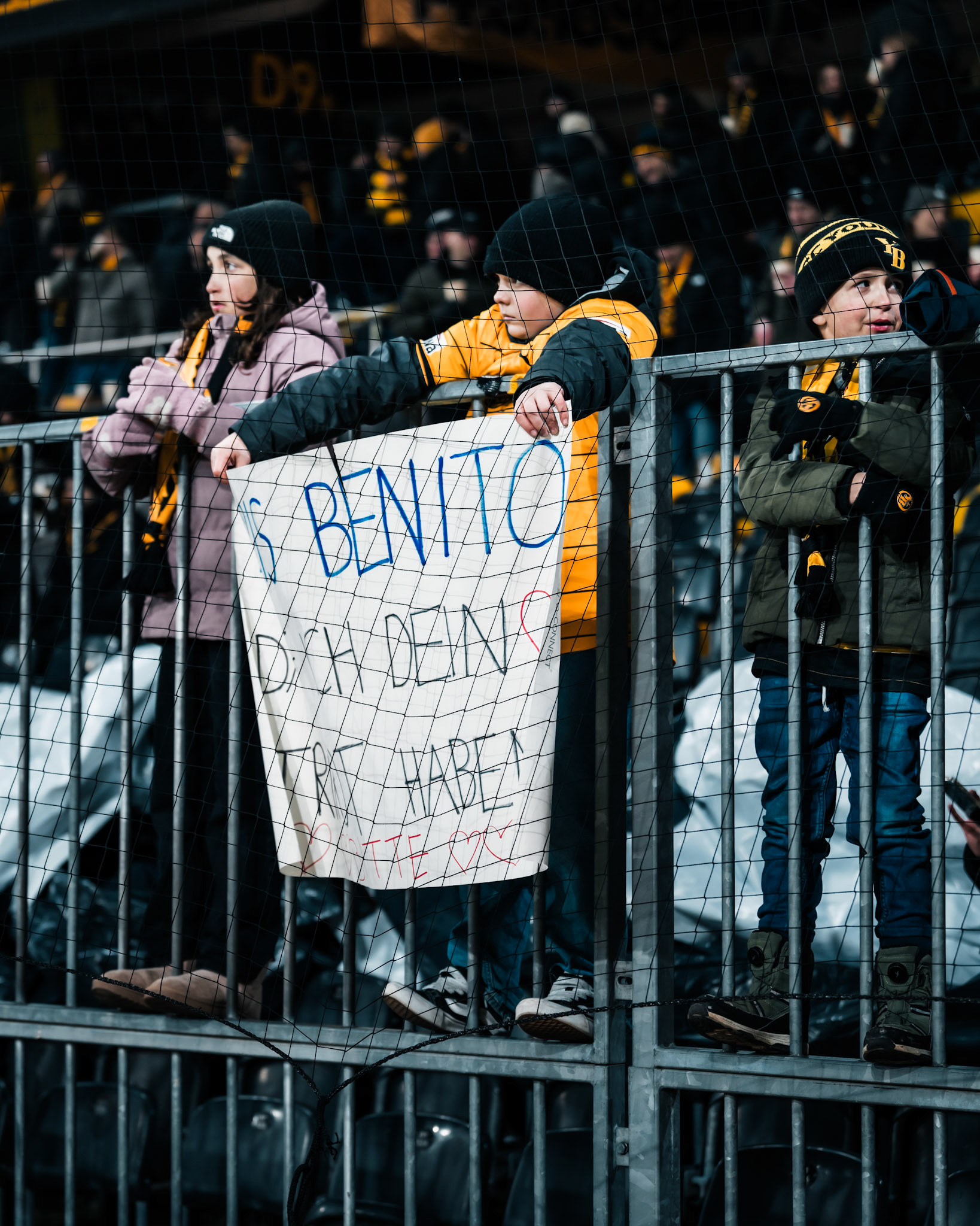 Spectateurs tenant une pancarte lors du match entre BSC Young Boys et FC Winterthur au Stadion Wankdorf. (Christian António/LibsVisuals.com)