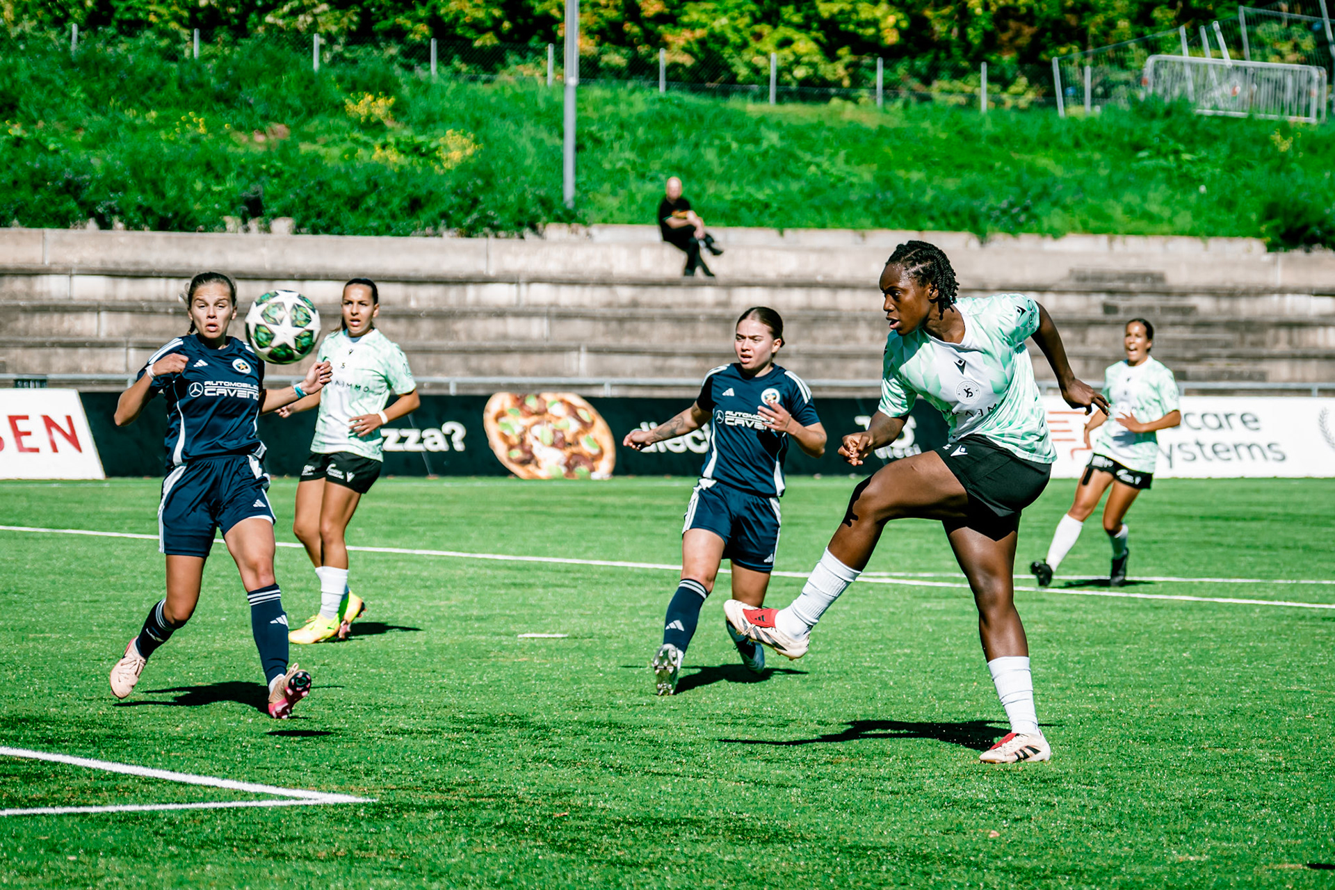 Match de championnat LNB (féminine) opposant l’Etoile Carouge FC à Yverdon Sport FC au Stade de la Fontenette à Carouge. (Christian António/LibsVisuals.com)