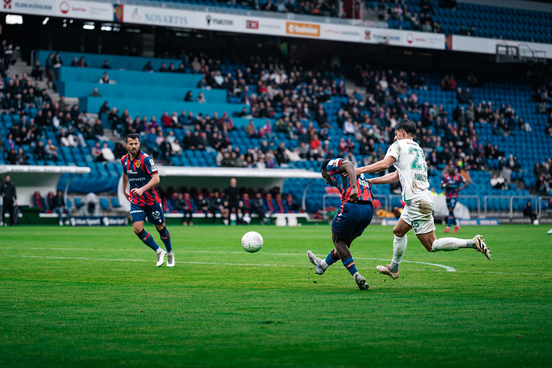 FC Basel 1893 et Yverdon Sport FC au St. Jakob-Park. (Christian António/LibsVisuals.com)