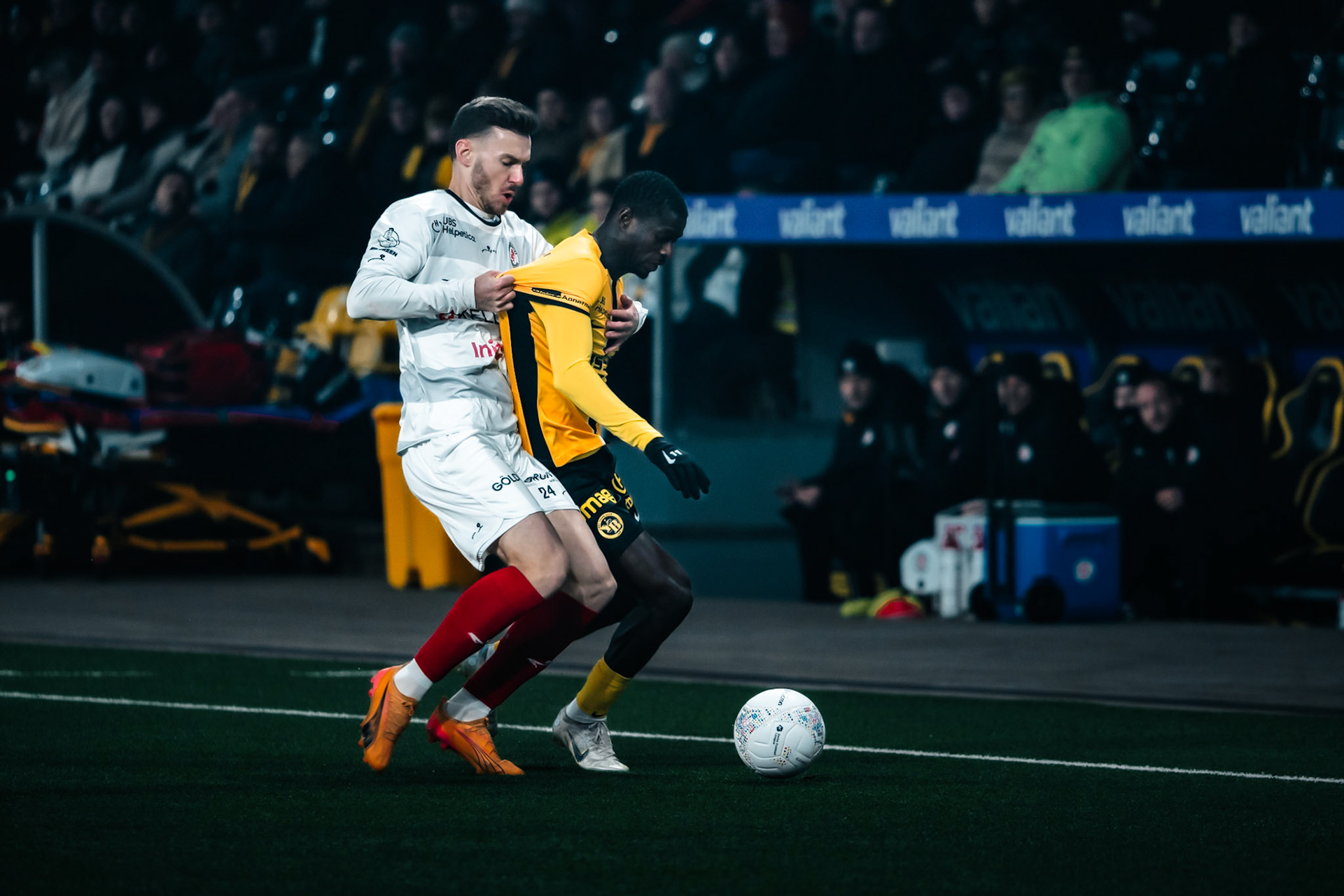 Silvan Sidler, Défenseur du FC Winterthur et Ebrima Colley, Milieu du BSC Young Boys lors du match entre BSC Young Boys et FC Winterthur au Stadion Wankdorf. (Christian António/LibsVisuals.com)