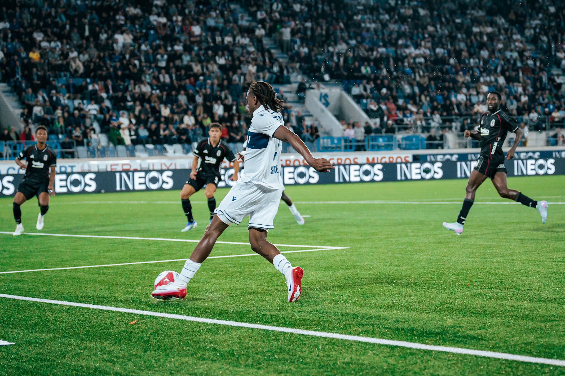 Match aller du tour de barrage de l’UEFA Europa Conference League 2025/26 opposant Lausanne-Sport et le Beşiktaş JK au Stade de la Tuilière. (Christian António/LibsVisuals.com)