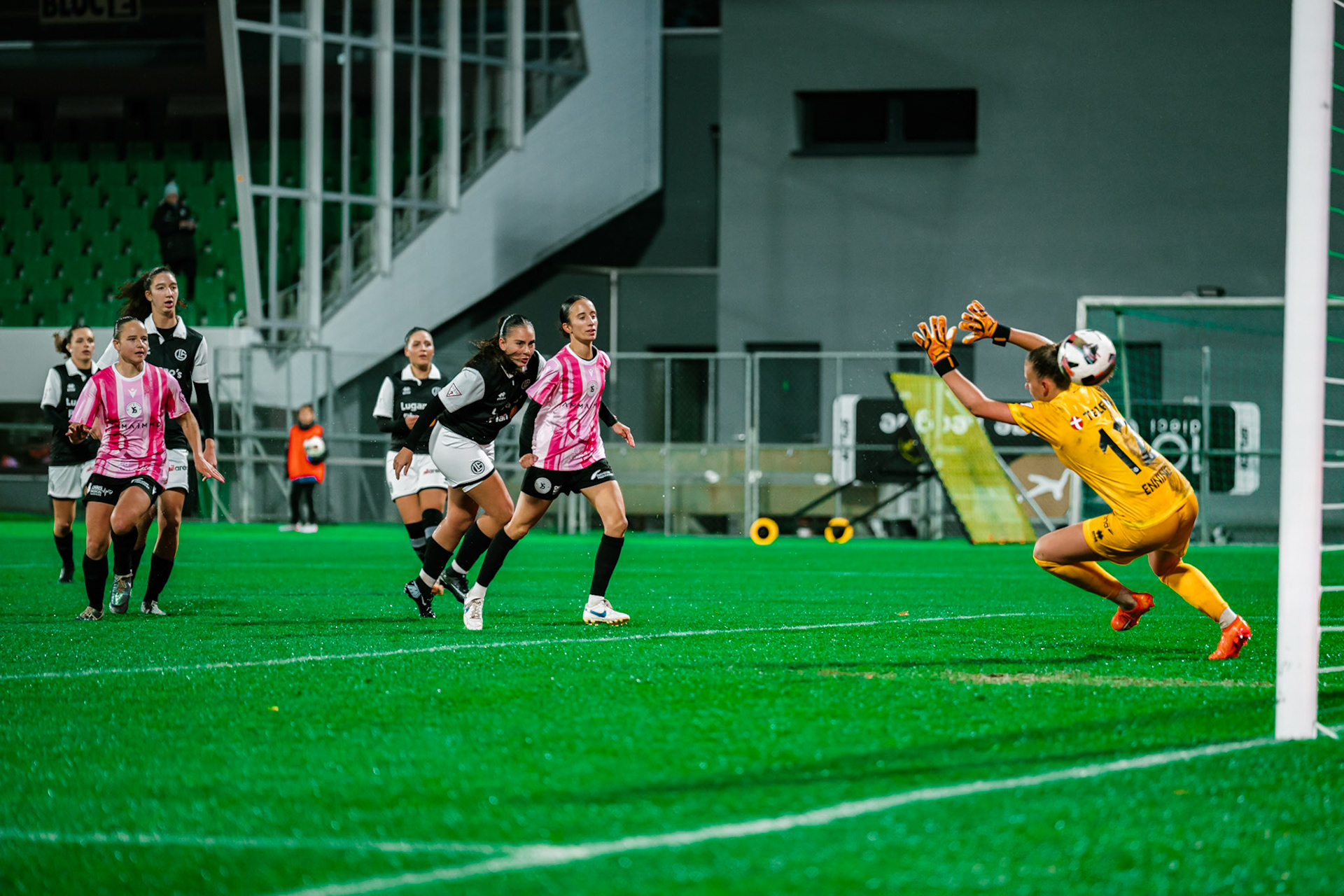 Match de championnat LNB féminine opposant Yverdon Sport FC et le FC Lugano au Stade Municipal, Yverdon-les-Bains. (Christian António / LibsVisuals.com)