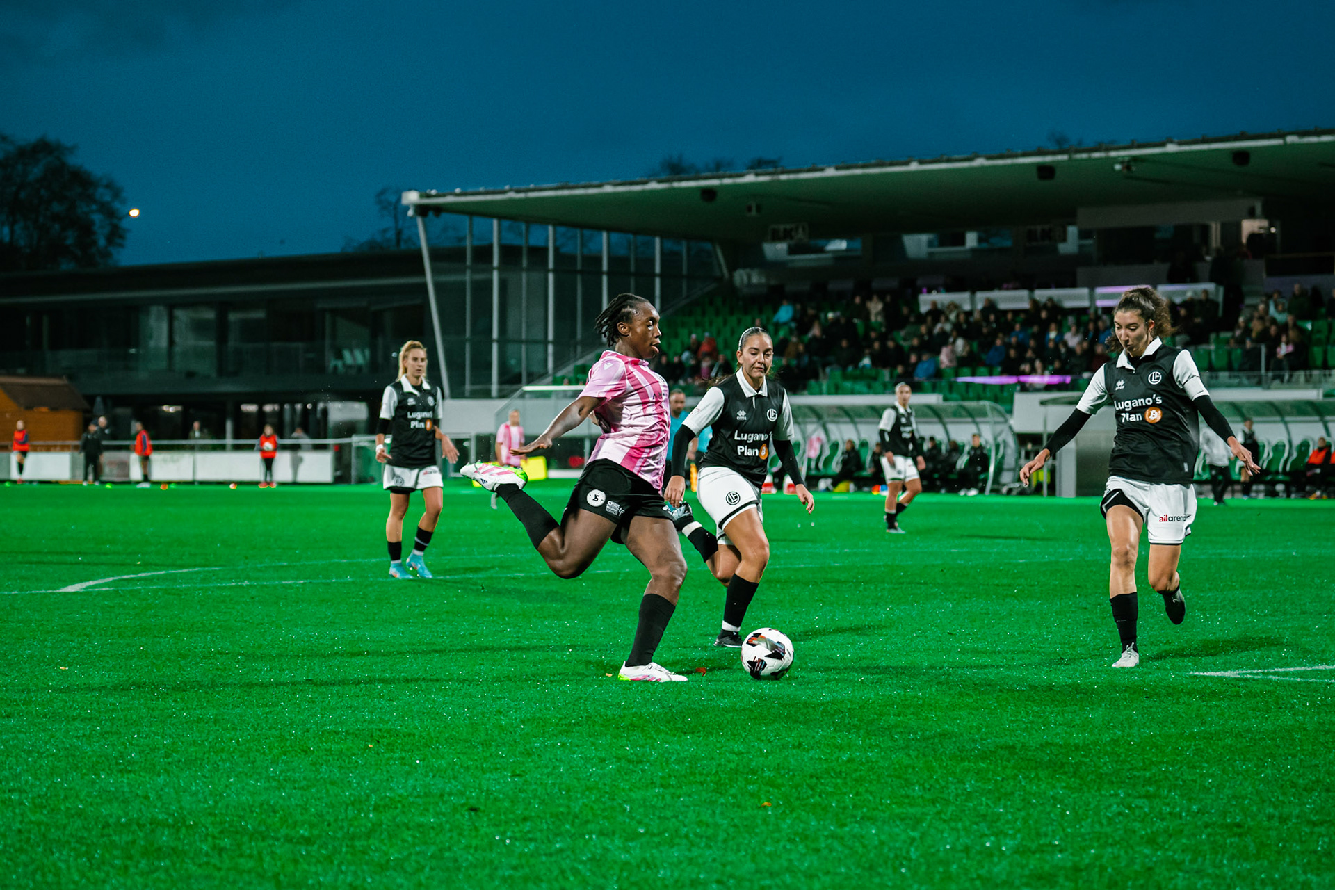 Match de championnat LNB féminine opposant Yverdon Sport FC et le FC Lugano au Stade Municipal, Yverdon-les-Bains. (Christian António / LibsVisuals.com)
