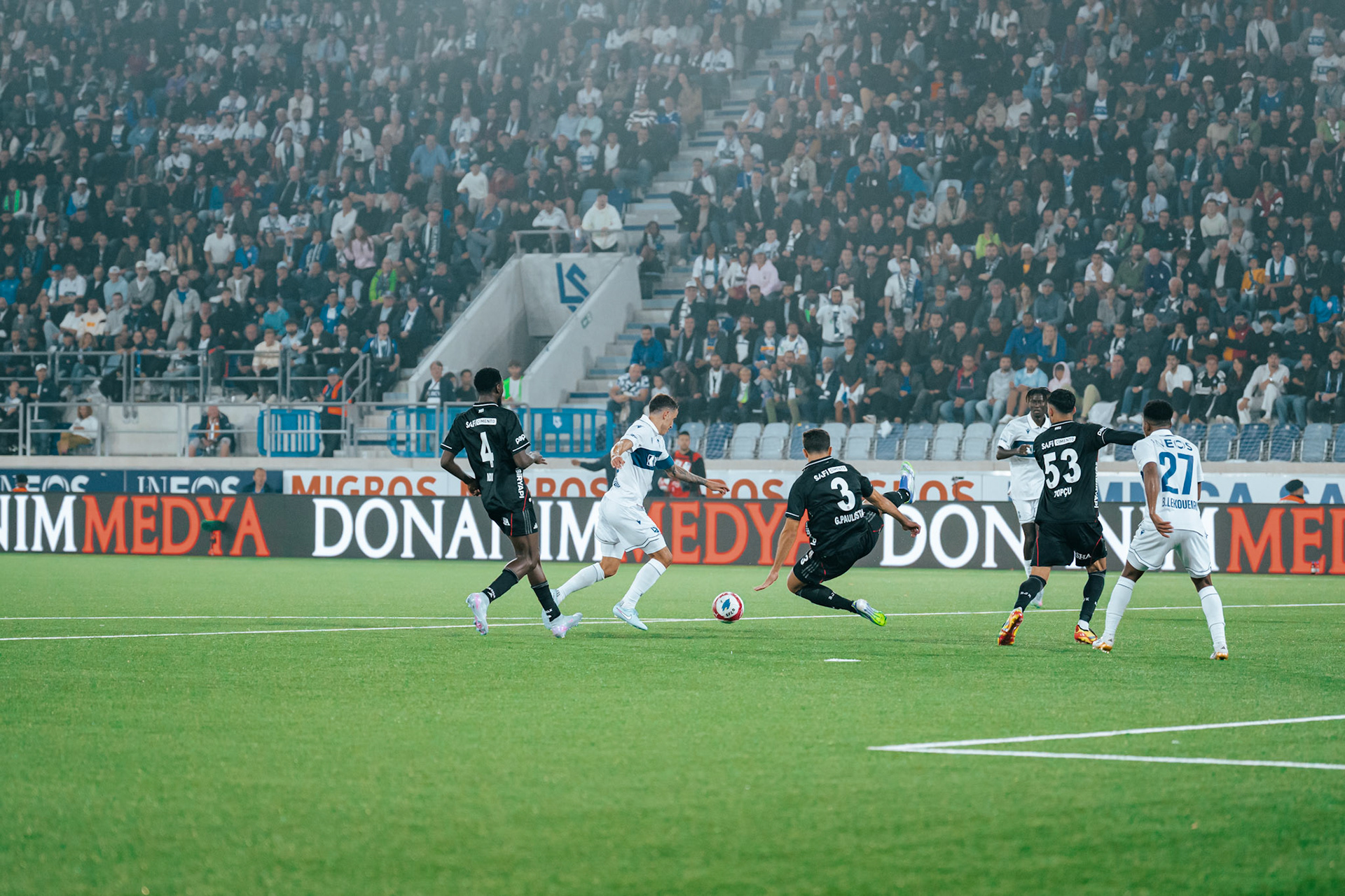 Match aller du tour de barrage de l’UEFA Europa Conference League 2025/26 opposant Lausanne-Sport et le Beşiktaş JK au Stade de la Tuilière. (Christian António/LibsVisuals.com)