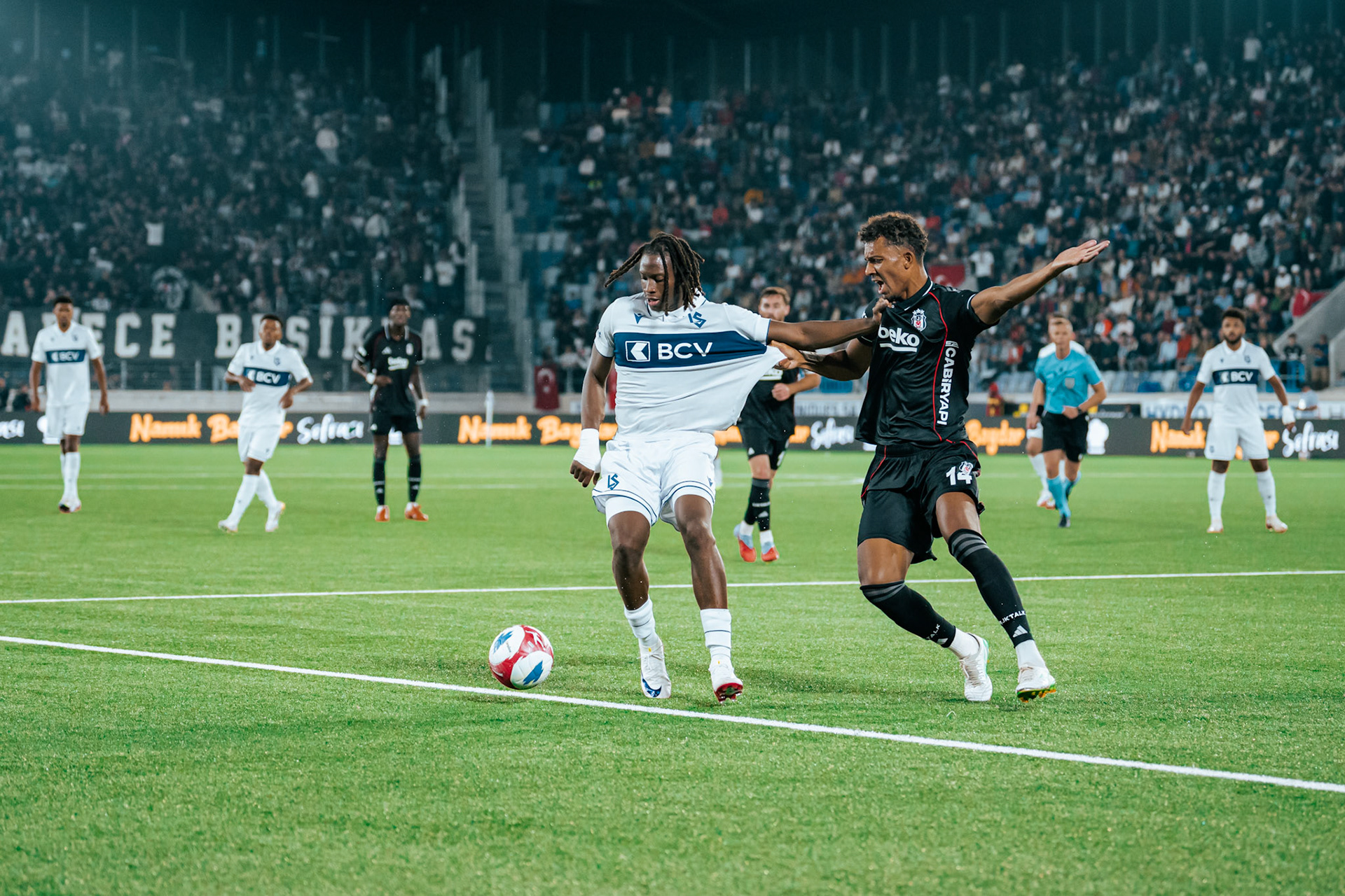 Match aller du tour de barrage de l’UEFA Europa Conference League 2025/26 opposant Lausanne-Sport et le Beşiktaş JK au Stade de la Tuilière. (Christian António/LibsVisuals.com)
