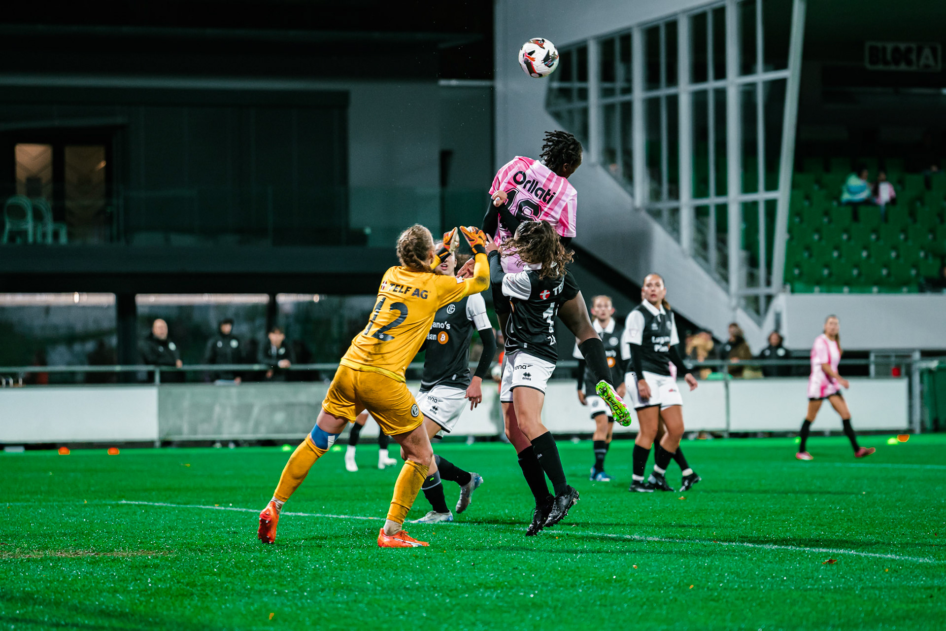 Match de championnat LNB féminine opposant Yverdon Sport FC et le FC Lugano au Stade Municipal, Yverdon-les-Bains. (Christian António / LibsVisuals.com)