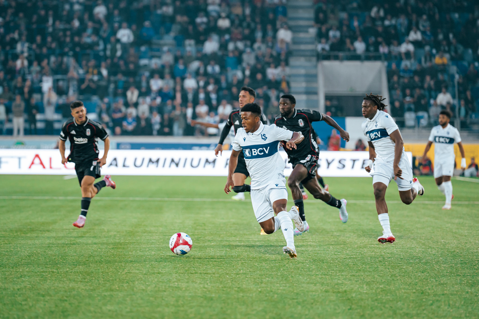 Match aller du tour de barrage de l’UEFA Europa Conference League 2025/26 opposant Lausanne-Sport et le Beşiktaş JK au Stade de la Tuilière. (Christian António/LibsVisuals.com)