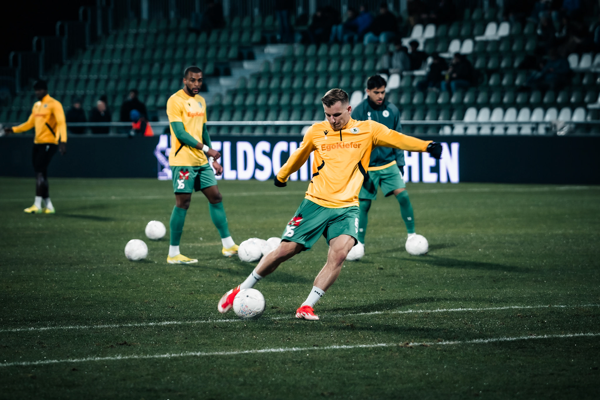 Mateusz Legowski, Milieu d'Yverdon-Sport FC à l’échauffement lors du match entre Yverdon Sport FC et FC Sion au Stade Municipal. (Christian António/LibsVisuals.com)