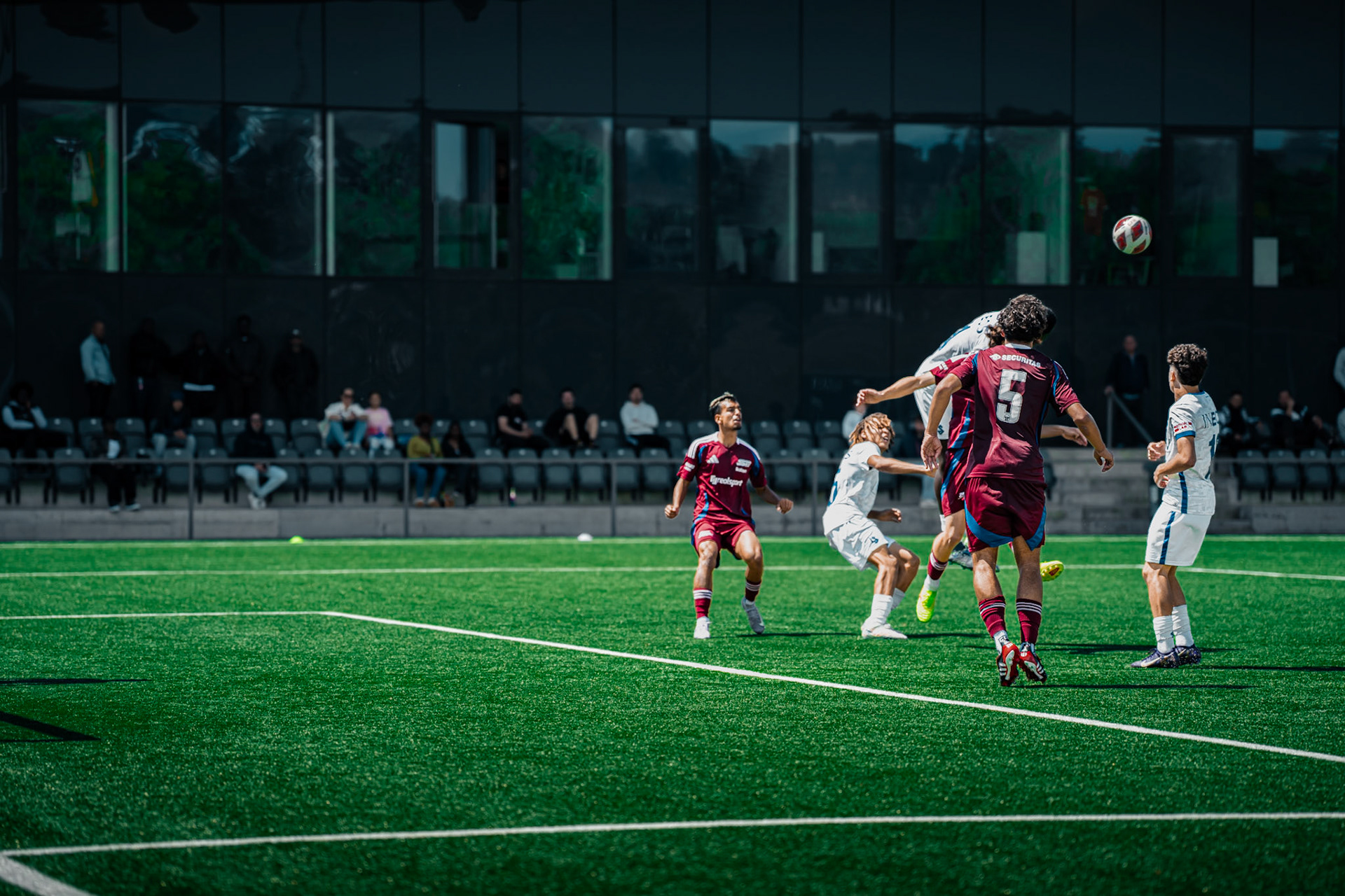 FC Lausanne-Sport M-17 et Servette FC M-17 au Centre sportif+ Stade de la Tuilière. (Christian António/LibsVisuals.com)