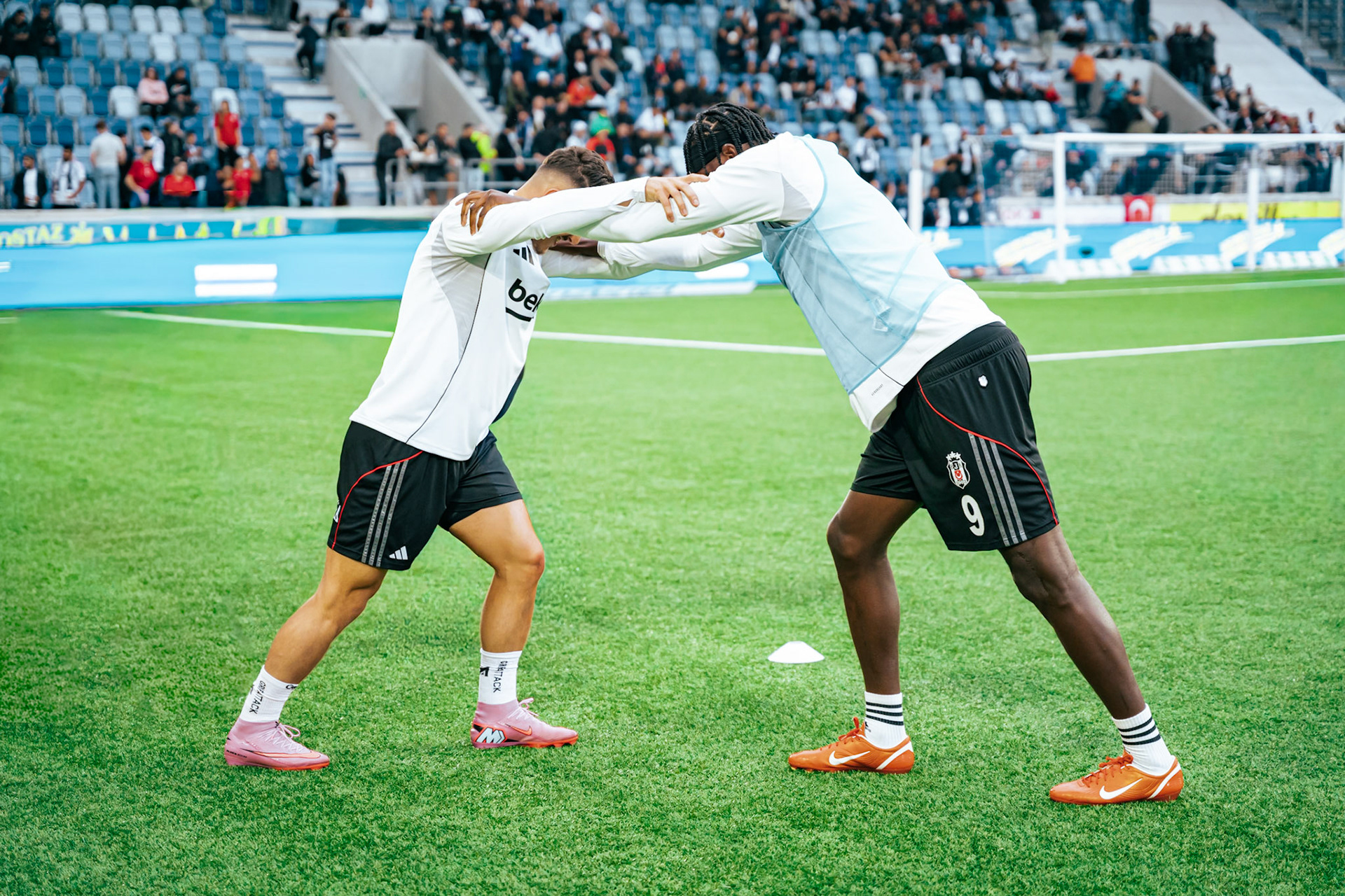 Match aller du tour de barrage de l’UEFA Europa Conference League 2025/26 opposant Lausanne-Sport et le Beşiktaş JK au Stade de la Tuilière. (Christian António/LibsVisuals.com)