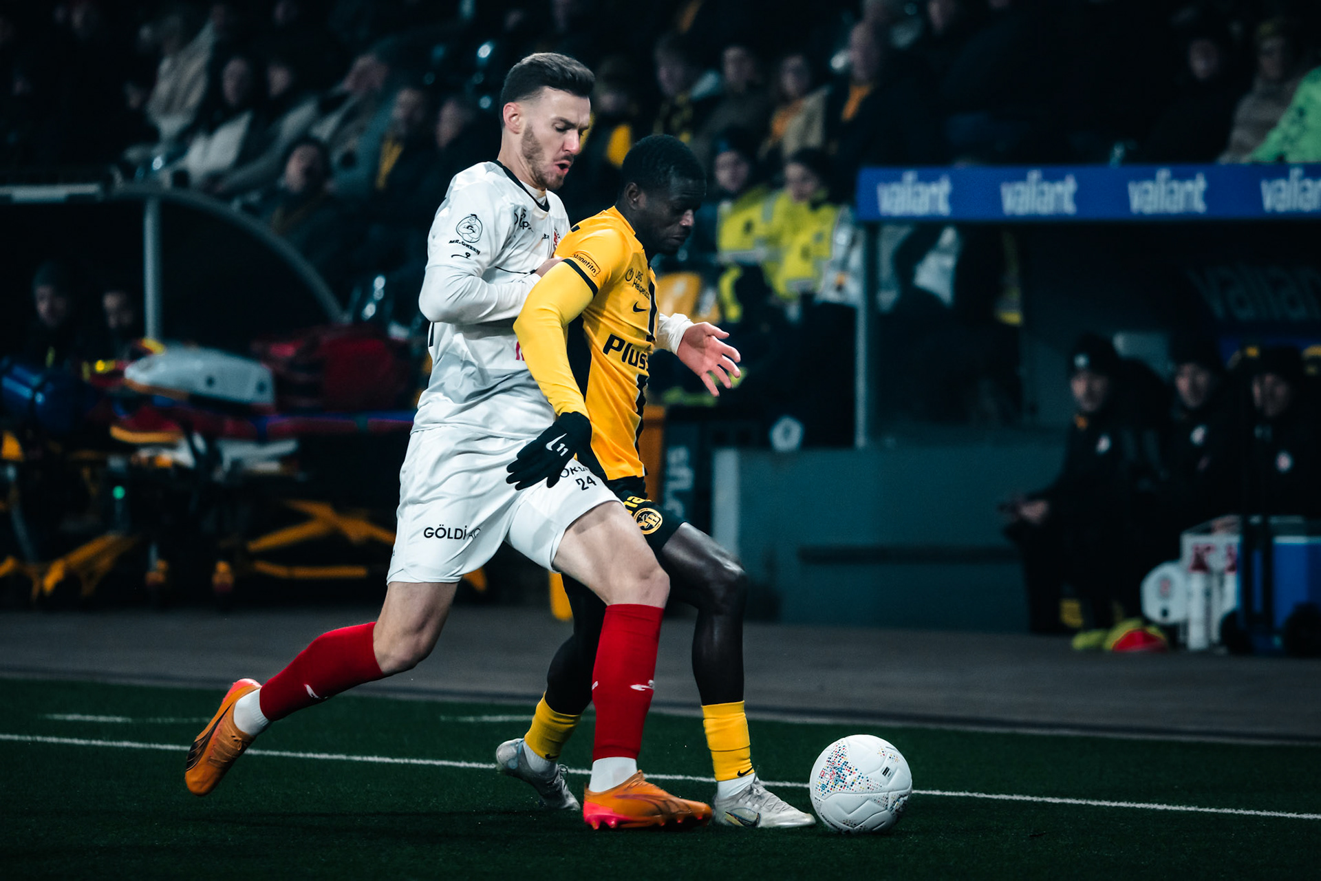 Silvan Sidler, Défenseur du FC Winterthur et Ebrima Colley, Milieu du BSC Young Boys lors du match entre BSC Young Boys et FC Winterthur au Stadion Wankdorf. (Christian António/LibsVisuals.com)