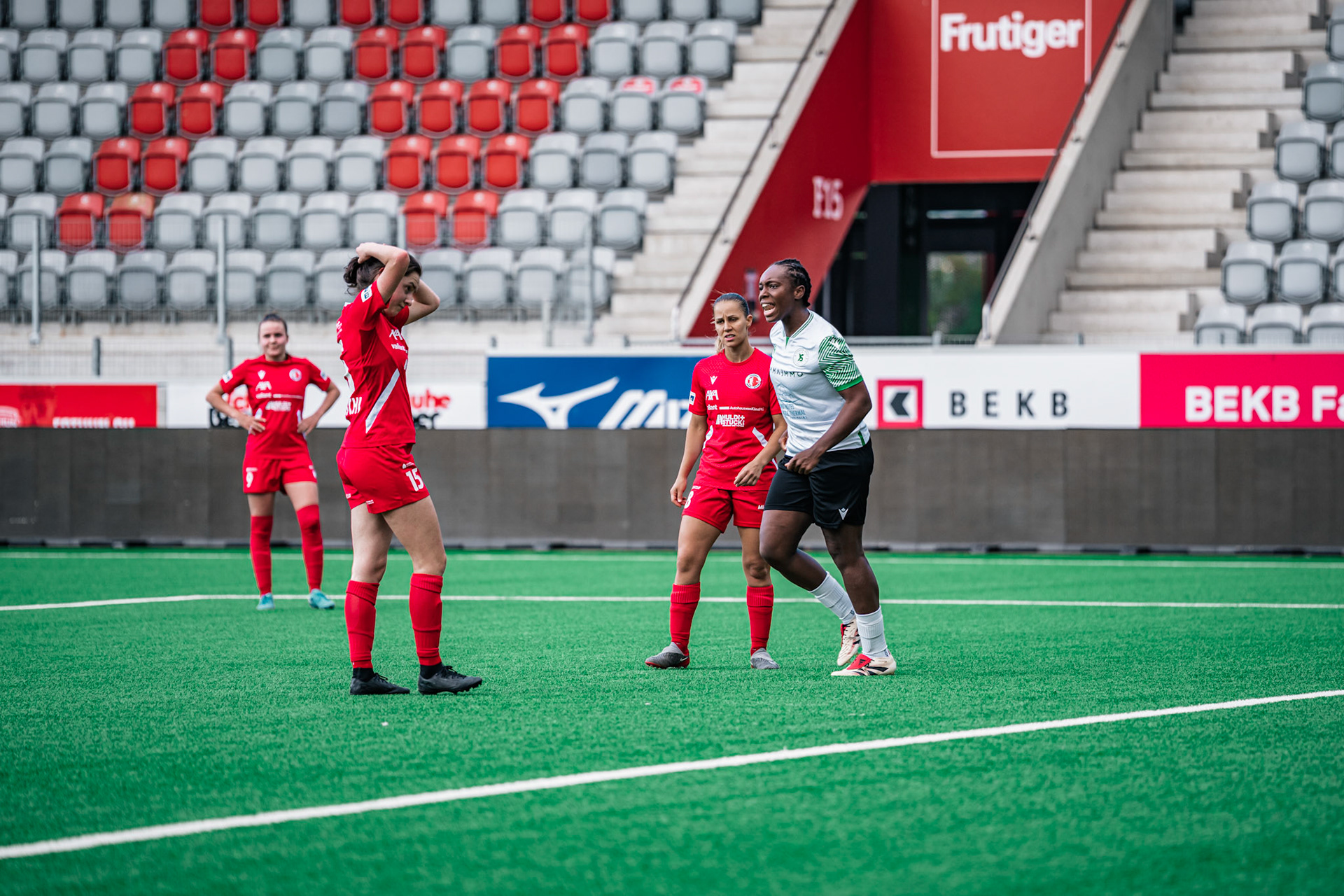 Frauenteam Thun Berner-Oberland et Yverdon Sport FC à la Stockhorn Arena. (Christian António/LibsVisuals.com)