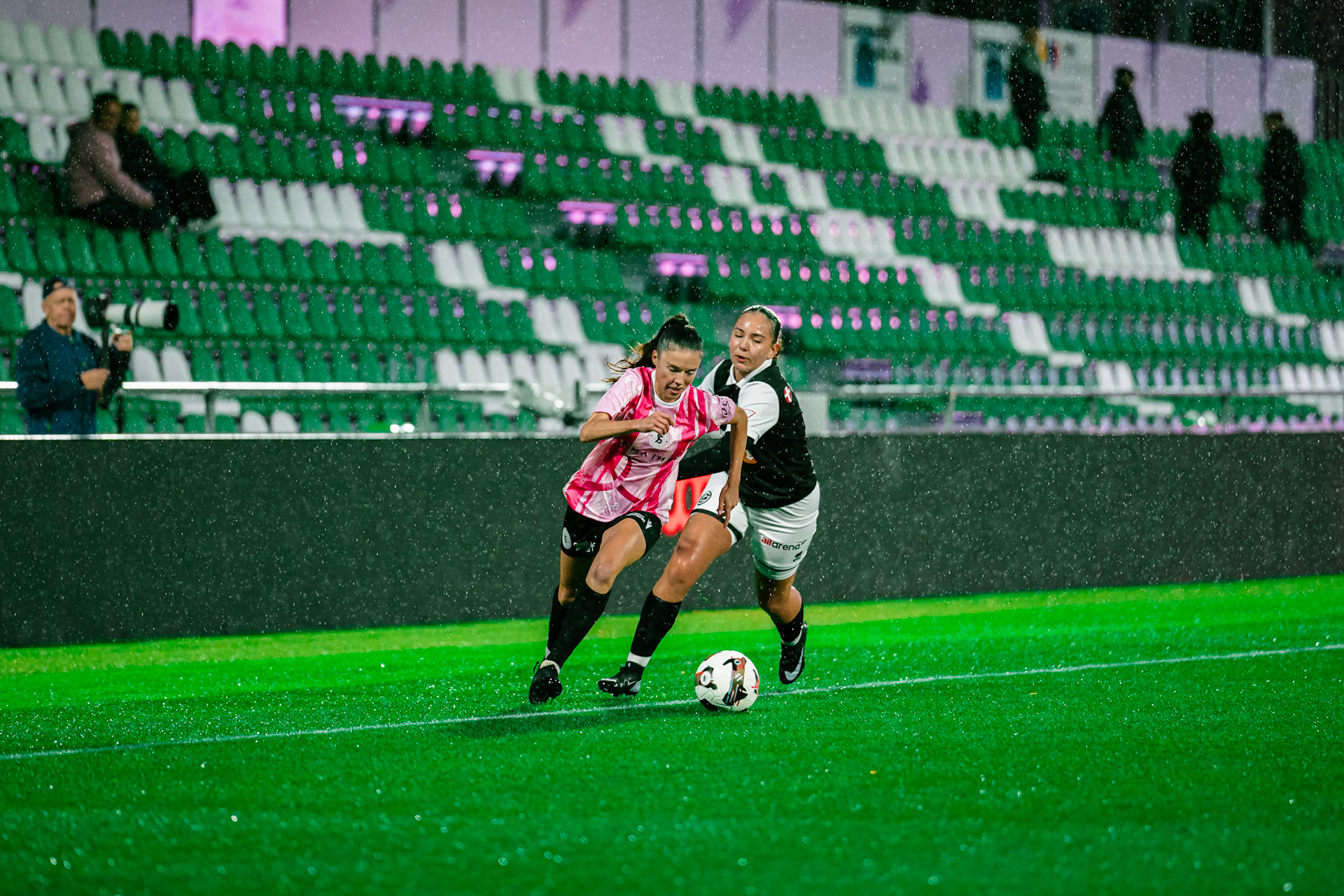 Match de championnat LNB féminine opposant Yverdon Sport FC et le FC Lugano au Stade Municipal, Yverdon-les-Bains. (Christian António / LibsVisuals.com)