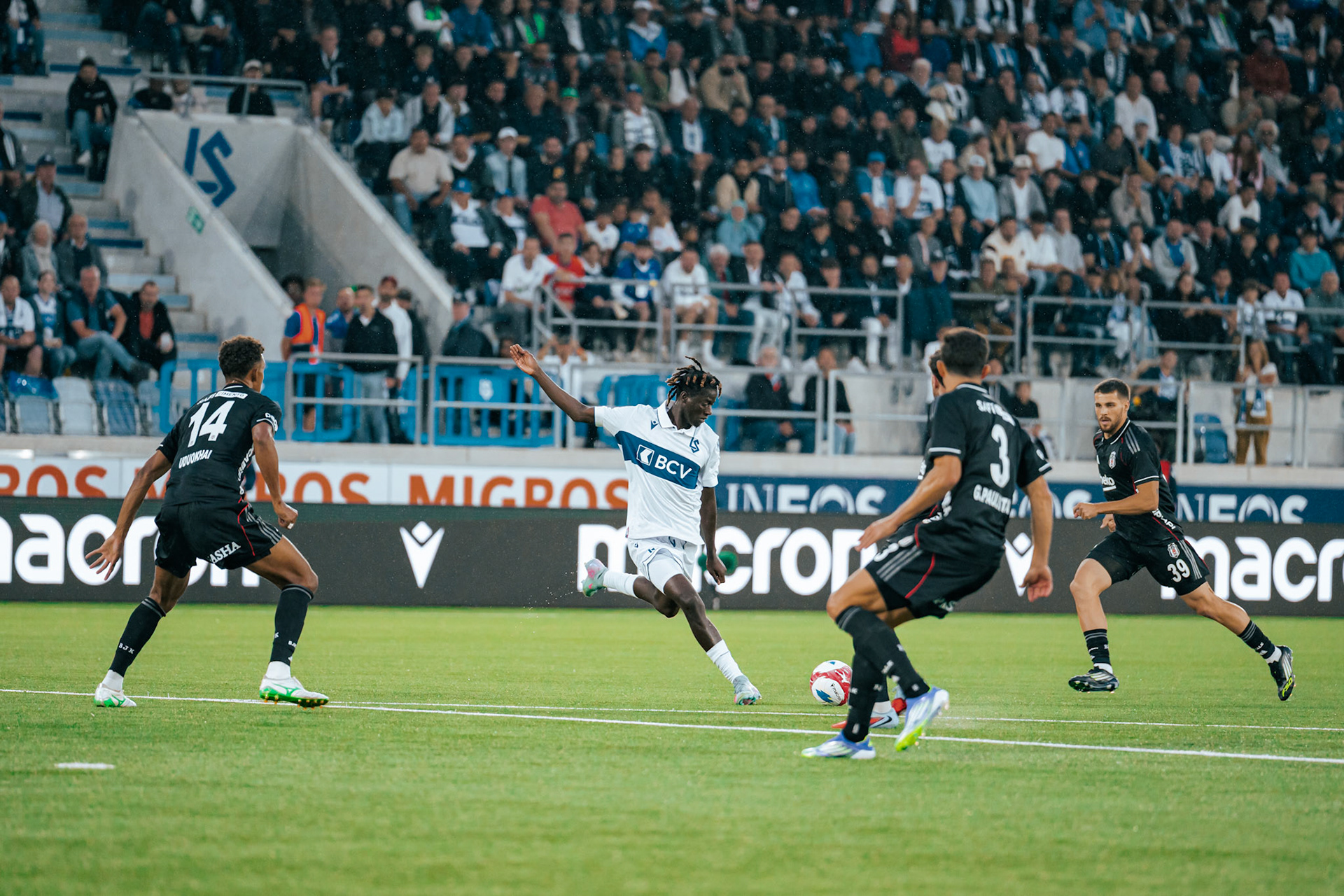 Match aller du tour de barrage de l’UEFA Europa Conference League 2025/26 opposant Lausanne-Sport et le Beşiktaş JK au Stade de la Tuilière. (Christian António/LibsVisuals.com)