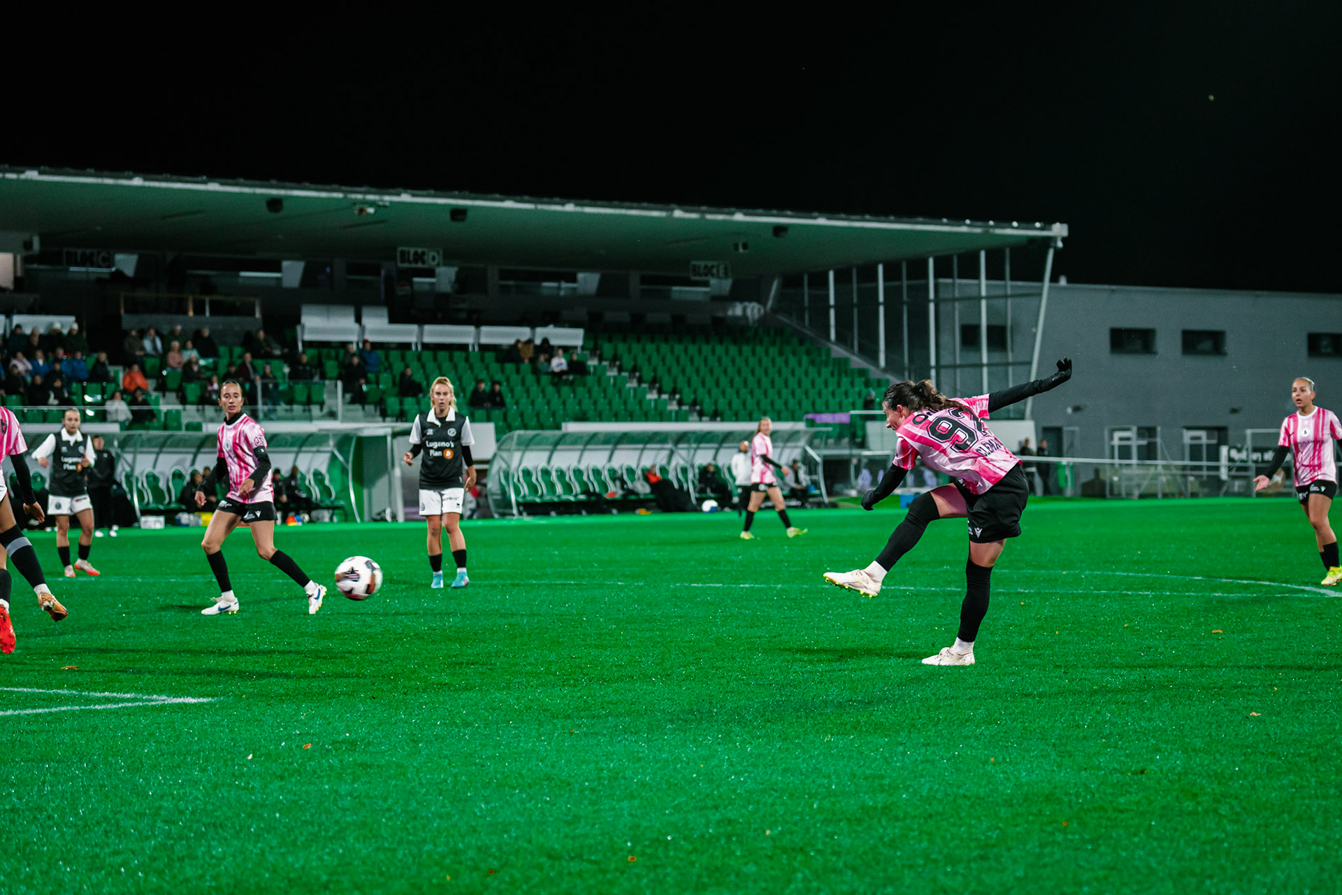 Match de championnat LNB féminine opposant Yverdon Sport FC et le FC Lugano au Stade Municipal, Yverdon-les-Bains. (Christian António / LibsVisuals.com)