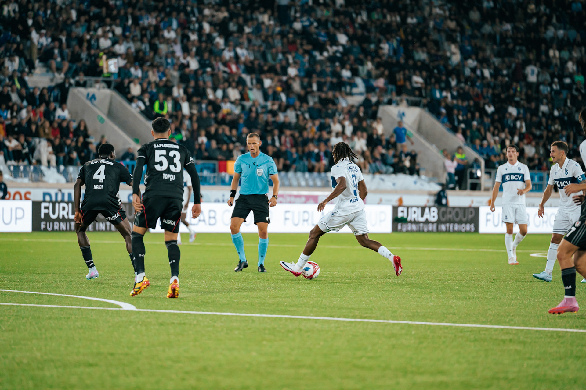 Match aller du tour de barrage de l’UEFA Europa Conference League 2025/26 opposant Lausanne-Sport et le Beşiktaş JK au Stade de la Tuilière. (Christian António/LibsVisuals.com)
