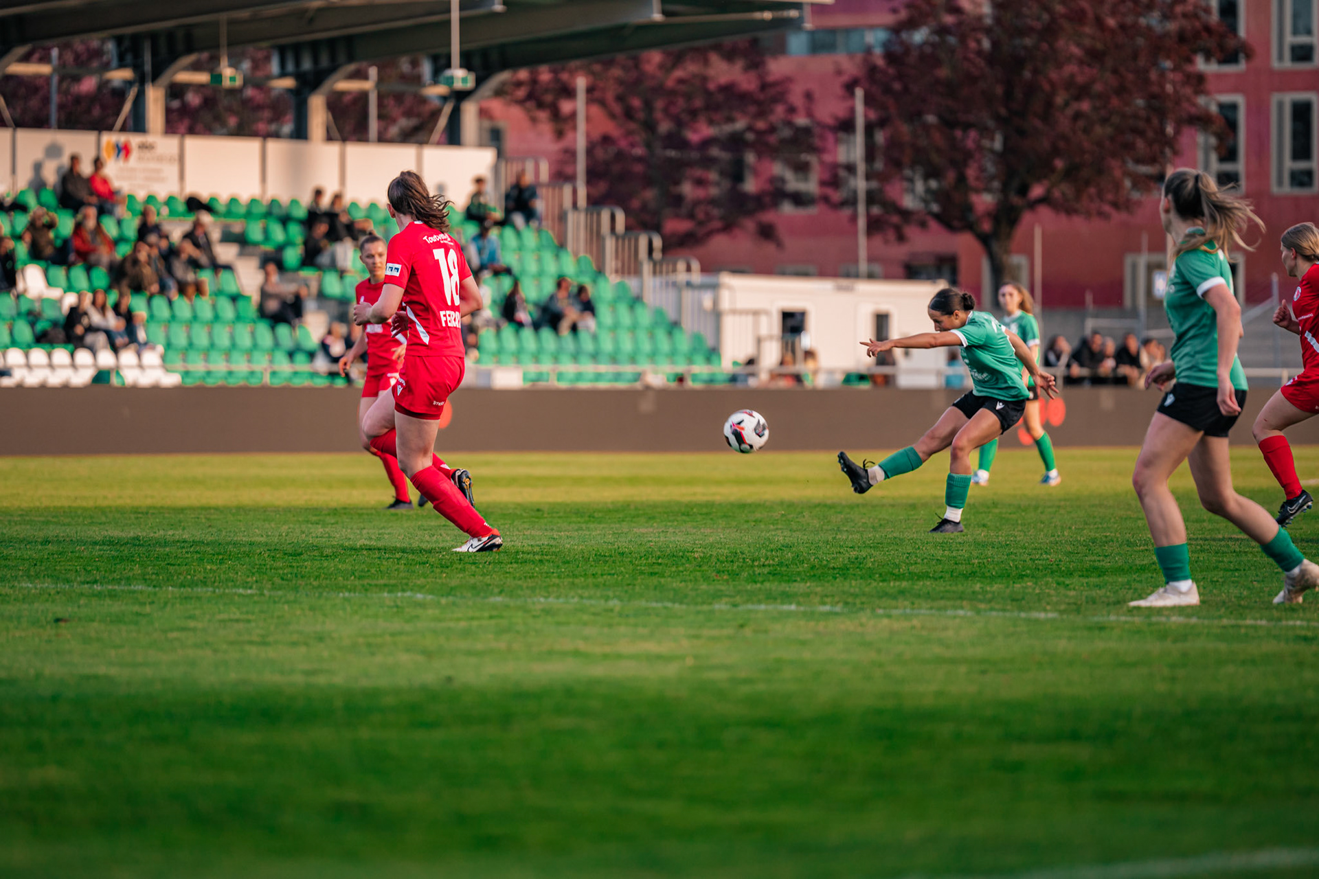 Yverdon Sport FC et Frauenteam Thun Berner-Oberland au Stade Municipal. (Christian António/LibsVisuals.com)