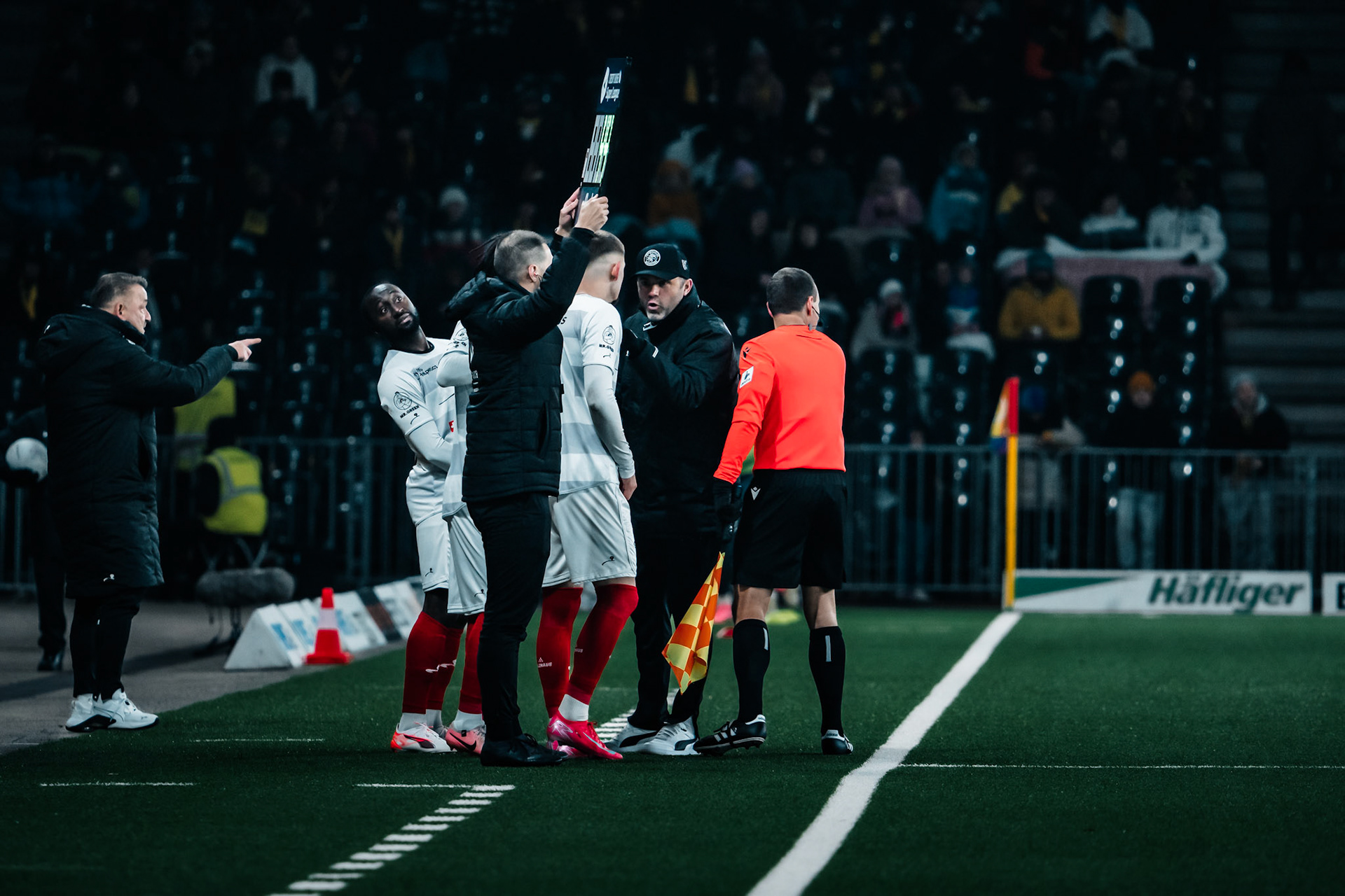Préparation d’un changement de joueur lors du match entre BSC Young Boys et FC Winterthur au Stadion Wankdorf. (Christian António/LibsVisuals.com)