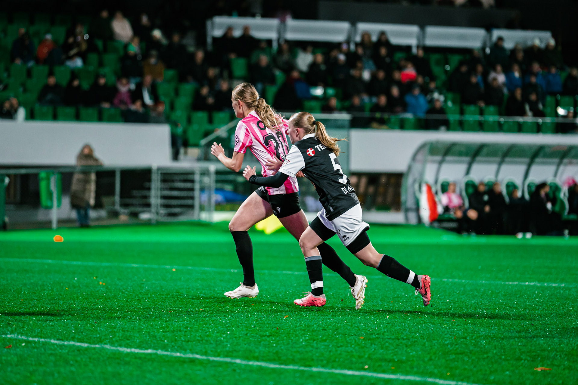 Match de championnat LNB féminine opposant Yverdon Sport FC et le FC Lugano au Stade Municipal, Yverdon-les-Bains. (Christian António / LibsVisuals.com)