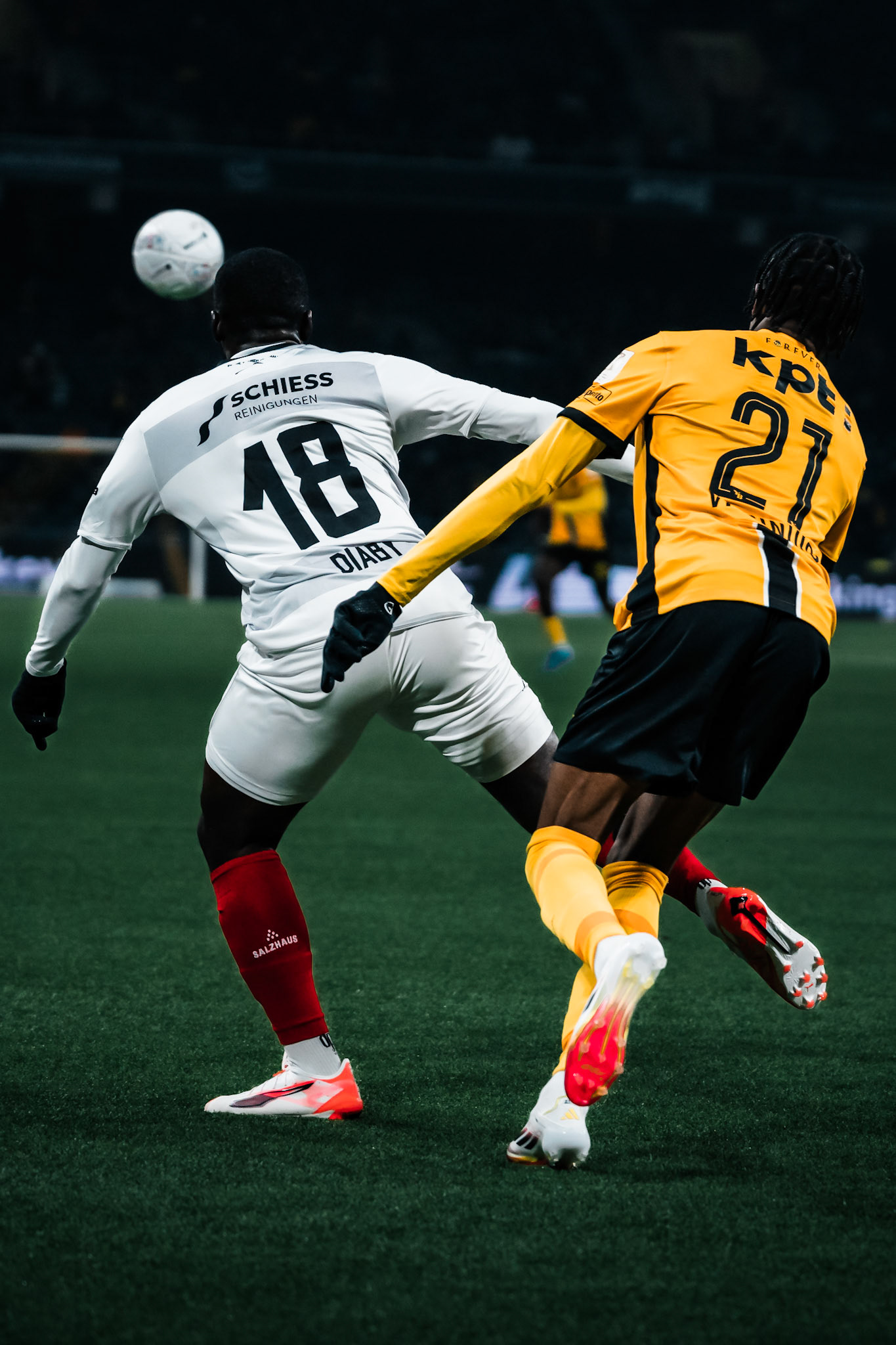 Souleymane Diaby, Défenseur du FC Winterthur et Alan Virginius, Attaquant du BSC Young Boys lors du match entre BSC Young Boys et FC Winterthur au Stadion Wankdorf. (Christian António/LibsVisuals.com)