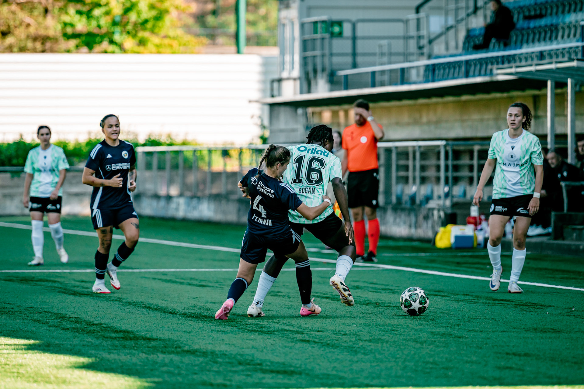 Match de championnat LNB (féminine) opposant l’Etoile Carouge FC à Yverdon Sport FC au Stade de la Fontenette à Carouge. (Christian António/LibsVisuals.com)
