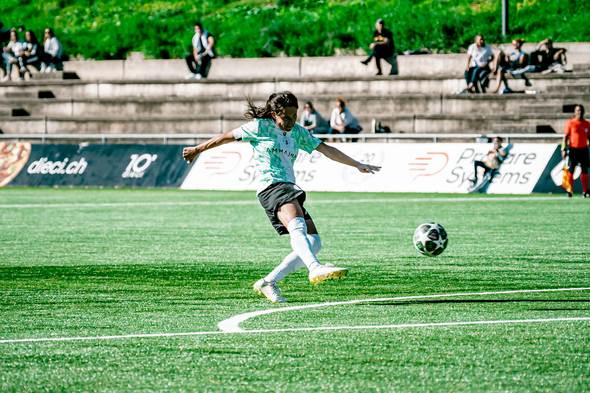 Match de championnat LNB (féminine) opposant l’Etoile Carouge FC à Yverdon Sport FC au Stade de la Fontenette à Carouge. (Christian António/LibsVisuals.com)