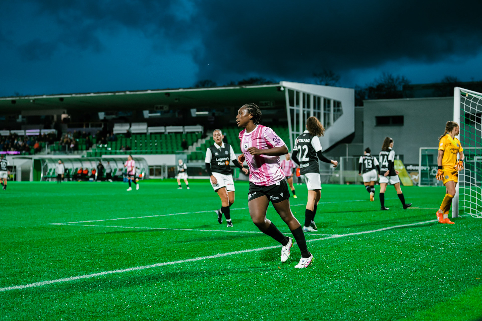 Match de championnat LNB féminine opposant Yverdon Sport FC et le FC Lugano au Stade Municipal, Yverdon-les-Bains. (Christian António / LibsVisuals.com)
